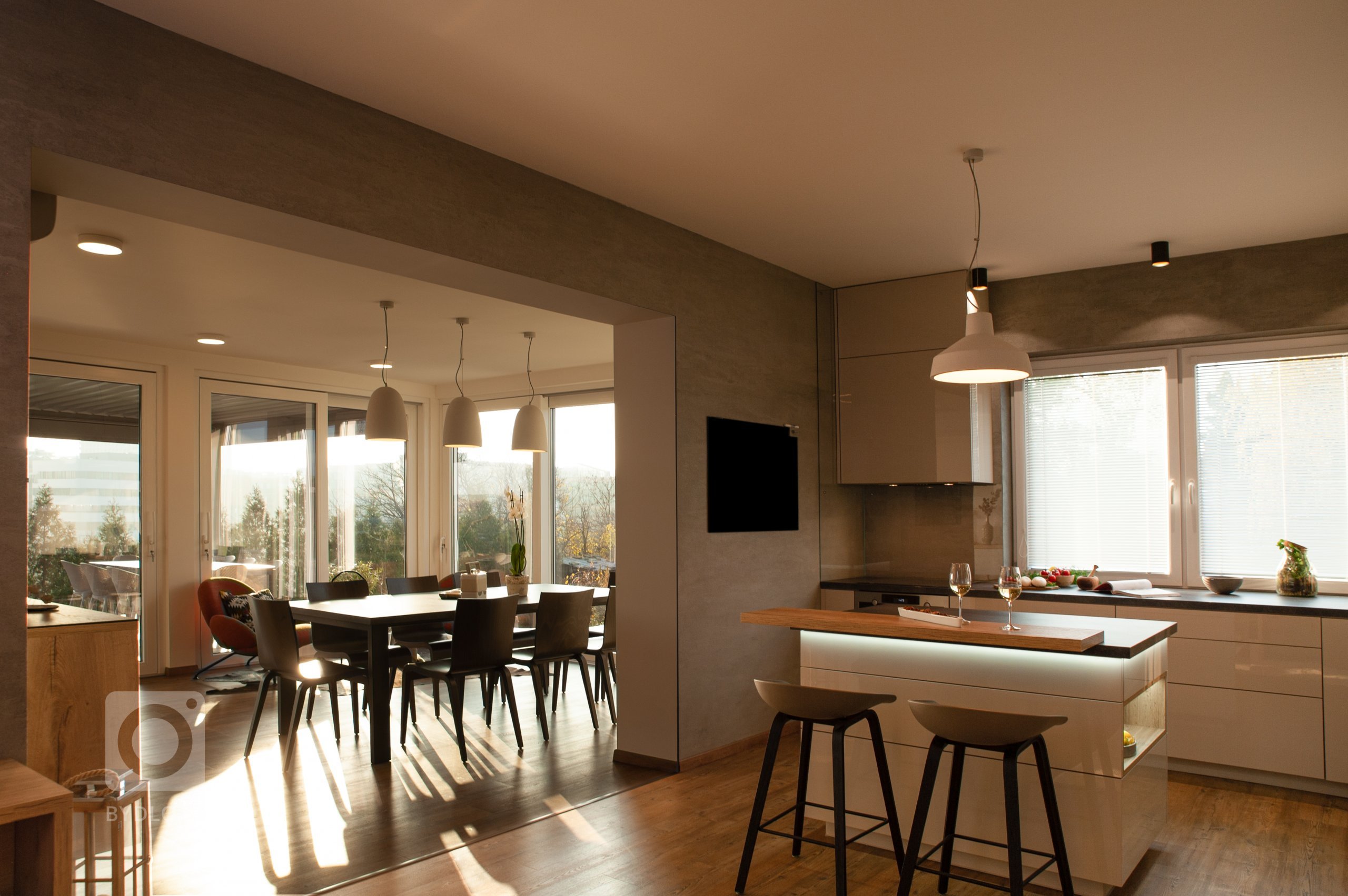 Rozšíření stavebního otvoru mezi jídelnou a kuchyní dodalo celému prostoru úplně jiný rozměr.