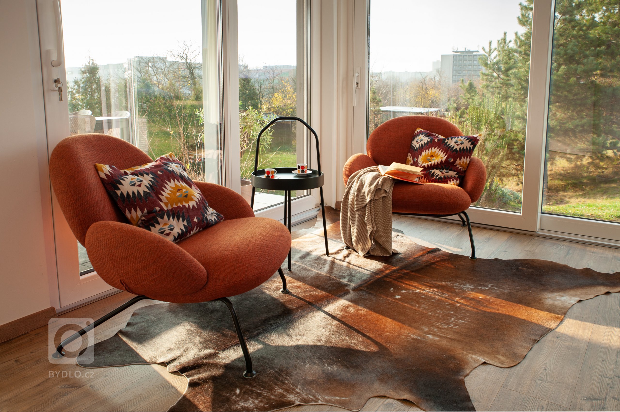 Hlavním zadáním bylo vytvořit velkorysý obývací pokoj, jídelnu a kuchyň ve které se budou připravovat pokrmy pro početnou rodinu. Zasklení terasy a rozšíření…