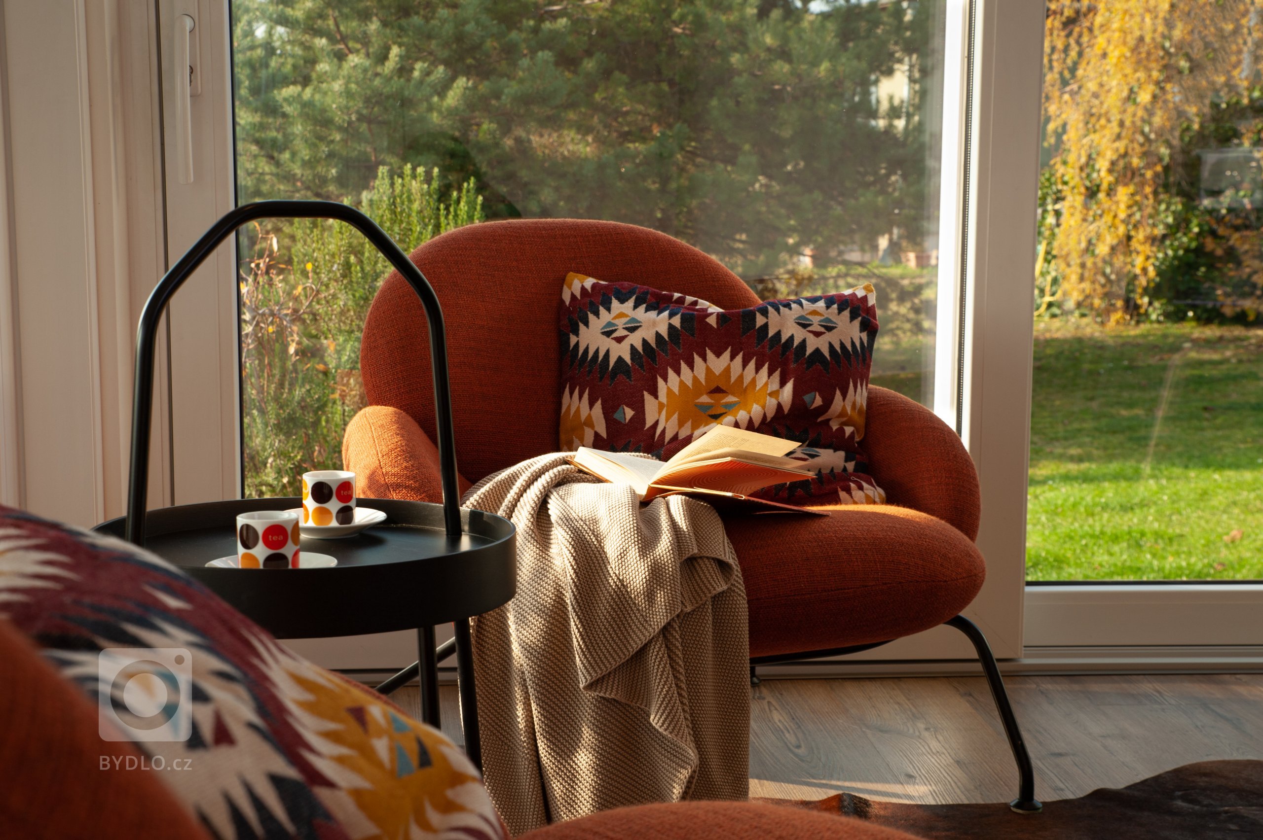 Hlavním zadáním bylo vytvořit velkorysý obývací pokoj, jídelnu a kuchyň ve které se budou připravovat pokrmy pro početnou rodinu. Zasklení terasy a rozšíření…