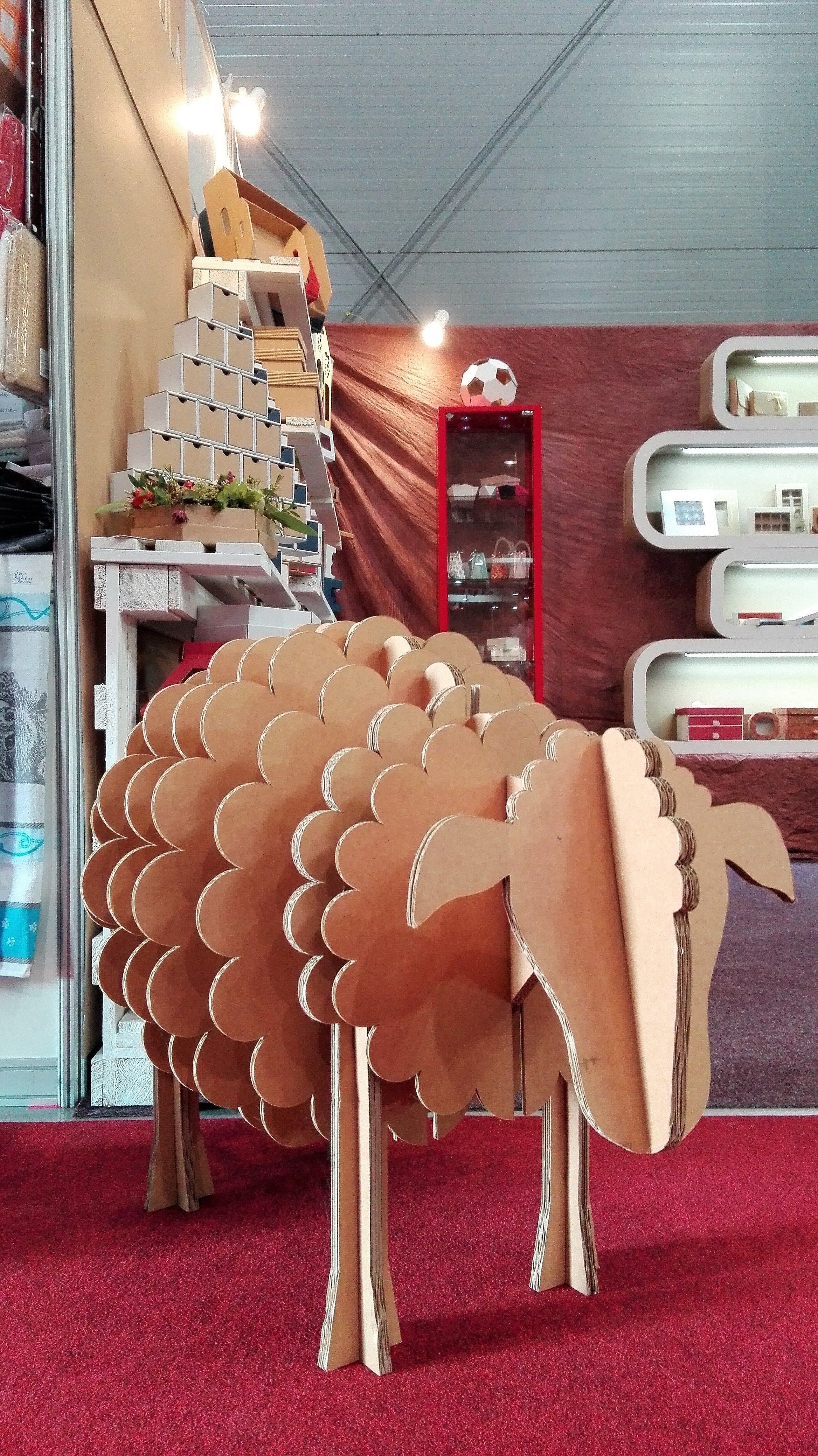 Kartonová ovečka z dílny Skatula .