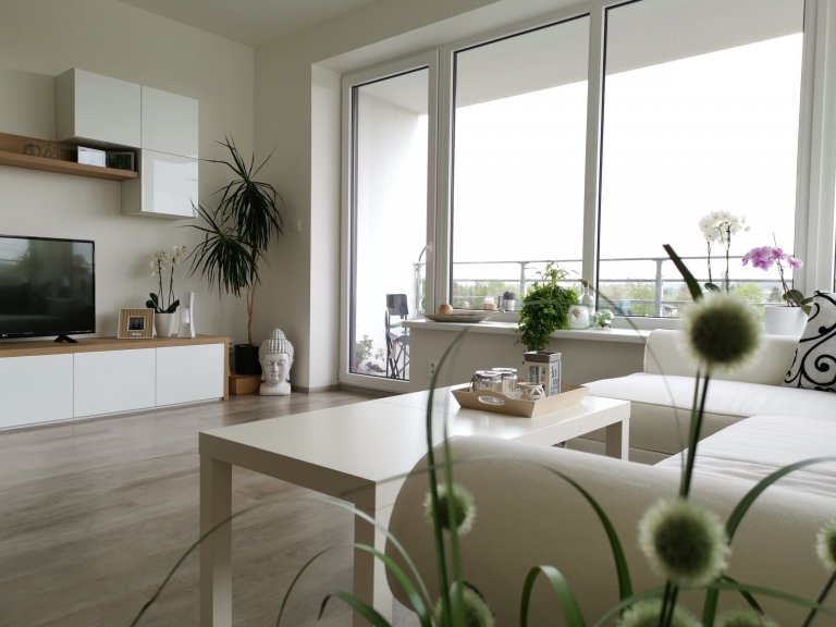 Realizace multifunkčního obývacího pokoje, v bytě 2+kk proběhla přesně podle plánu. Byl splněn požadavek na spoustu úložného prostoru, pohodlné občasné spaní ,…