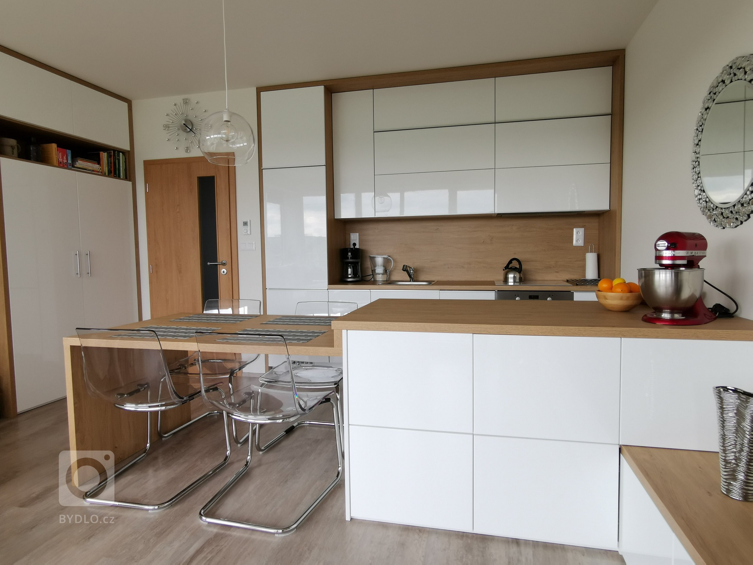 Skříň u dveří dostala roli náhradní komory a kompenzuje nedostatek úložného prostoru. 