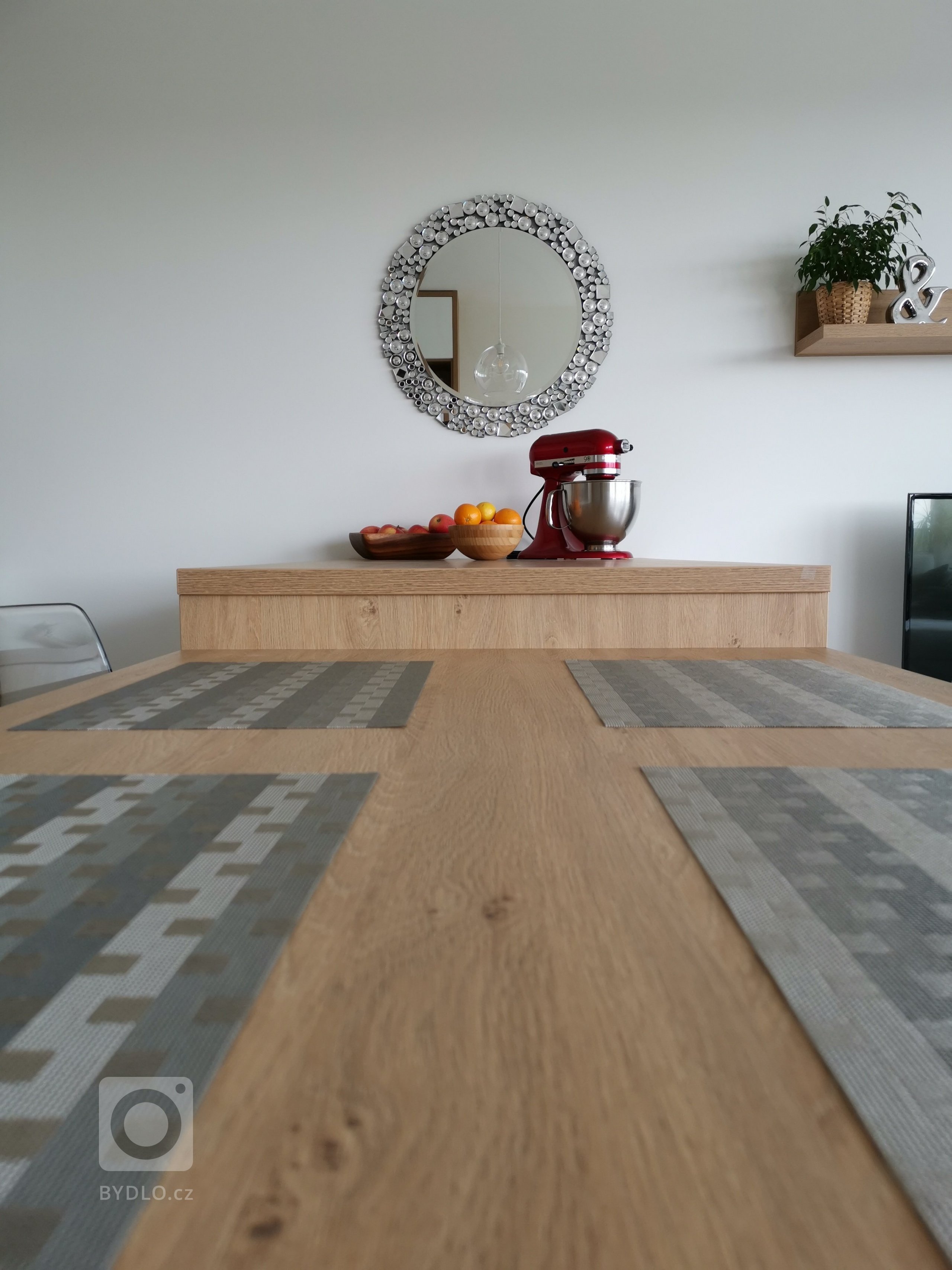 Realizace multifunkčního obývacího pokoje, v bytě 2+kk proběhla přesně podle plánu. Byl splněn požadavek na spoustu úložného prostoru, pohodlné občasné spaní ,…