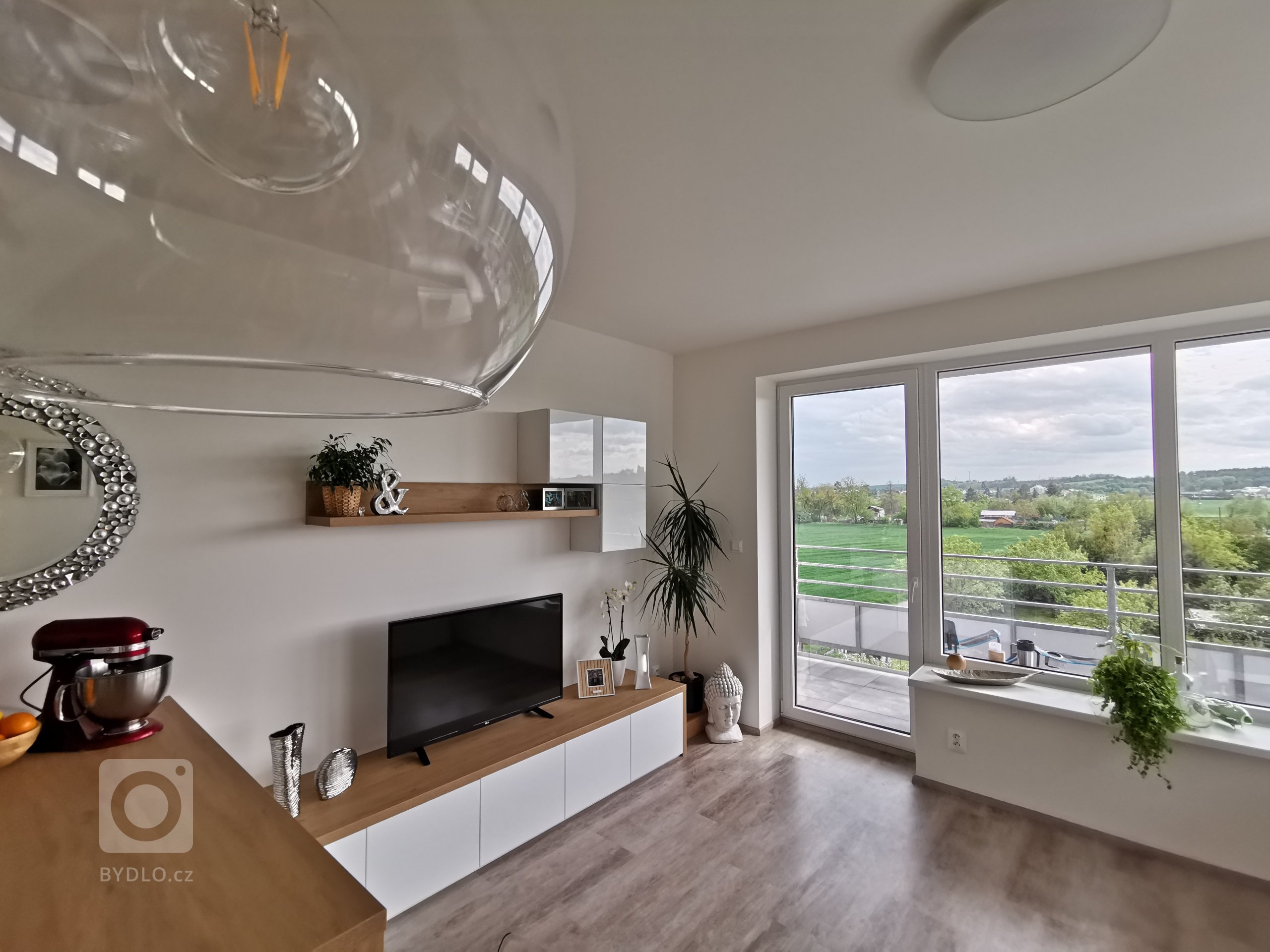 Minimalistický nábytek se krásně snoubí s výhledem do přírody.