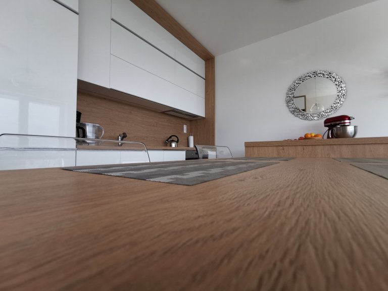 Realizace multifunkčního obývacího pokoje, v bytě 2+kk proběhla přesně podle plánu. Byl splněn požadavek na spoustu úložného prostoru, pohodlné občasné spaní ,…