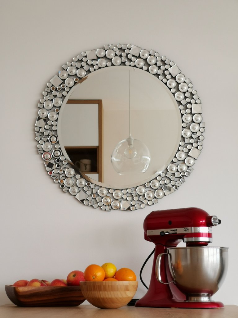Zrcadlo, které odráží to, co je na stole, vizuálně zdvojnásobí vaše jídlo a symbolicky rozmnožuje bohatství