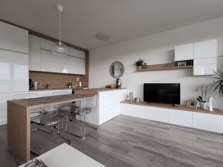 Ostrůvek nabízí úložné prostory s obou stran.