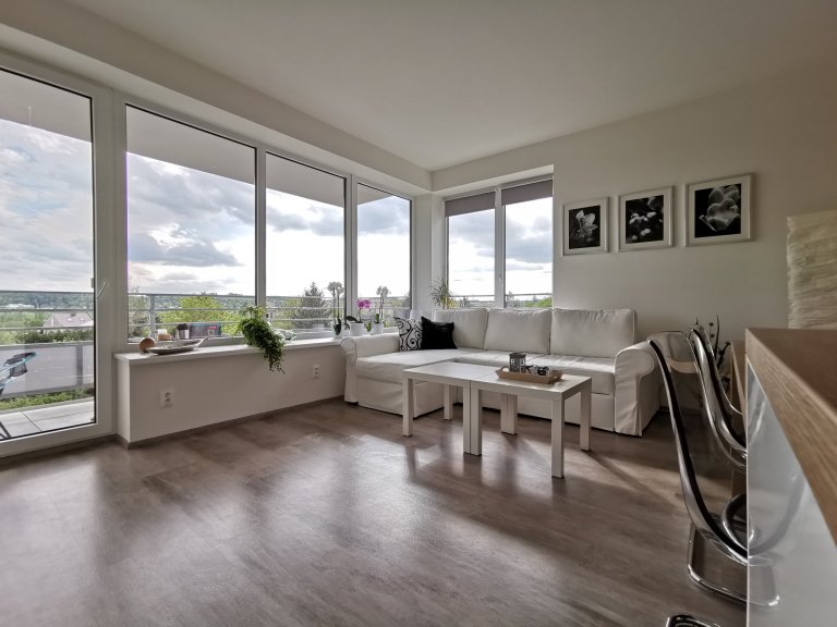 Realizace multifunkčního obývacího pokoje, v bytě 2+kk proběhla přesně podle plánu. Byl splněn požadavek na spoustu úložného prostoru, pohodlné občasné spaní ,…