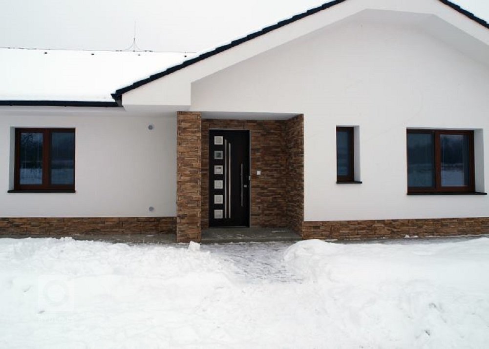 Tmavě hnědé vstupní dveře s termoizolačními vlastnostmi snižují náklady na vytápění domu a současně slouží jako důležitá součást vzhledu vstupní strany domu.…