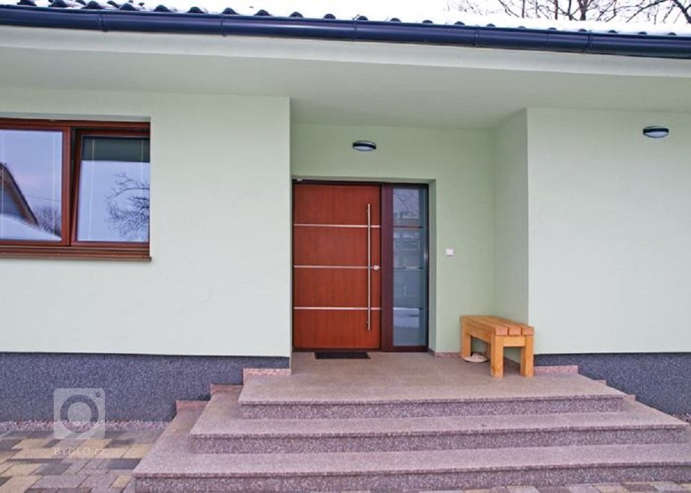 Široké vstupní dveře s izolačními vlastnostmi pro pohodlný vstup do domu.
