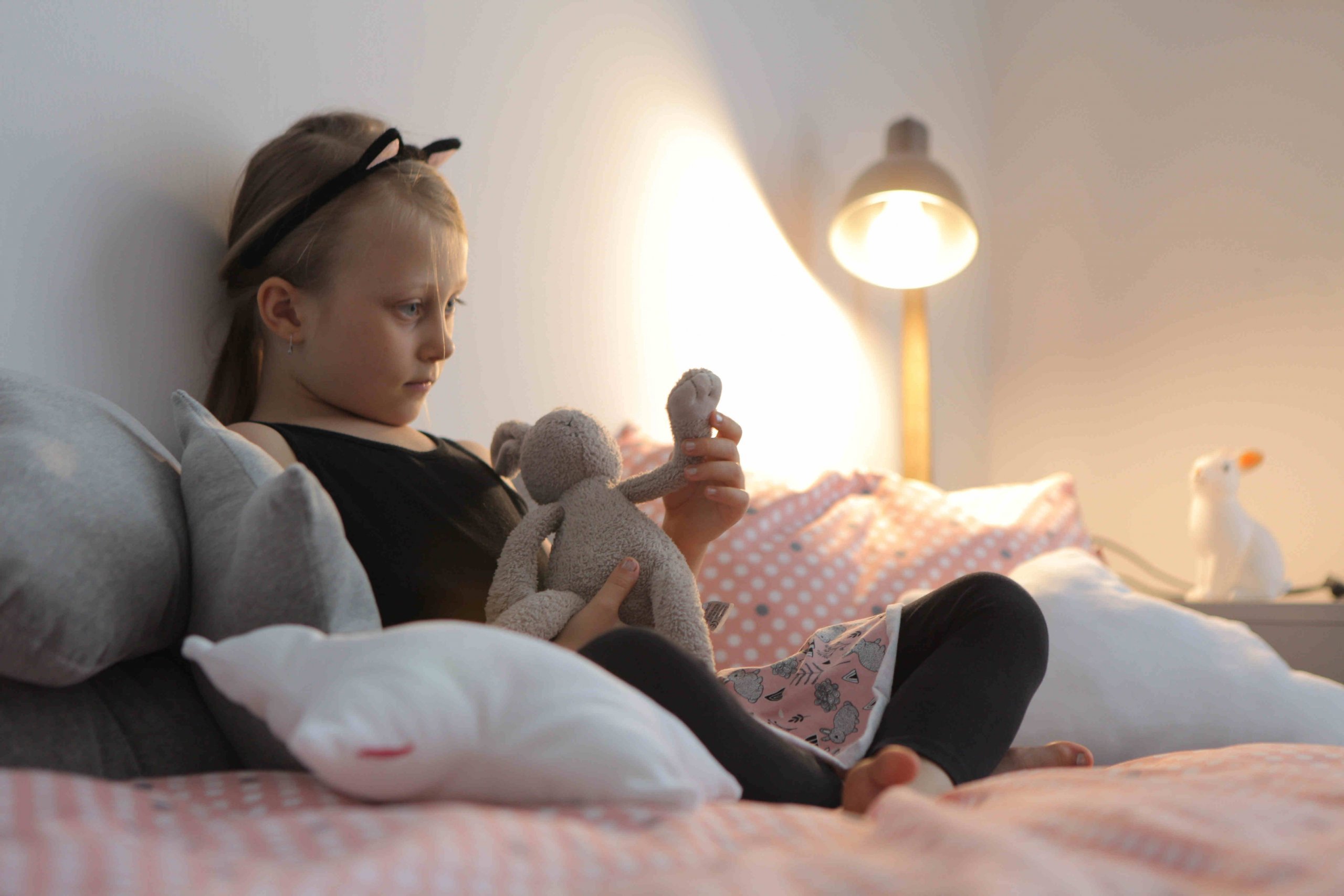 Dětským postýlkám sluší tlumené barvy.