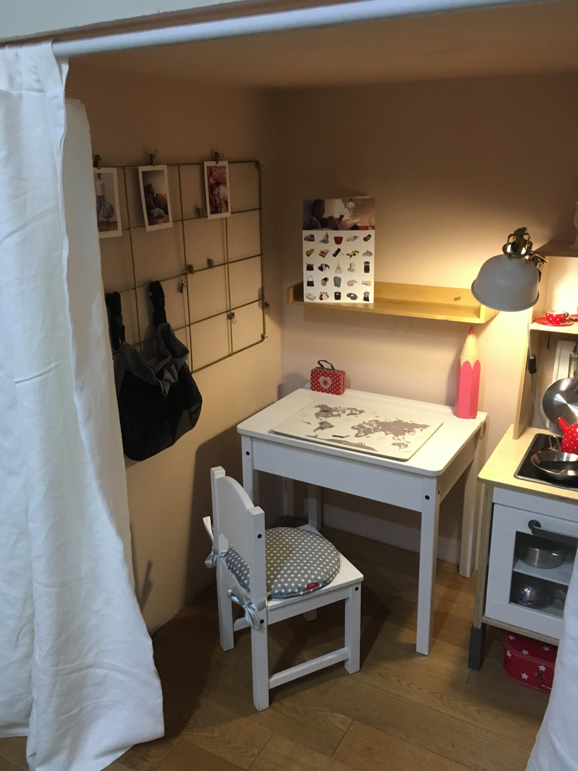 Kreativní koutek vytvořený v obývací hale pod podestou schodů. Zatáhnete závěs a je uklizeno