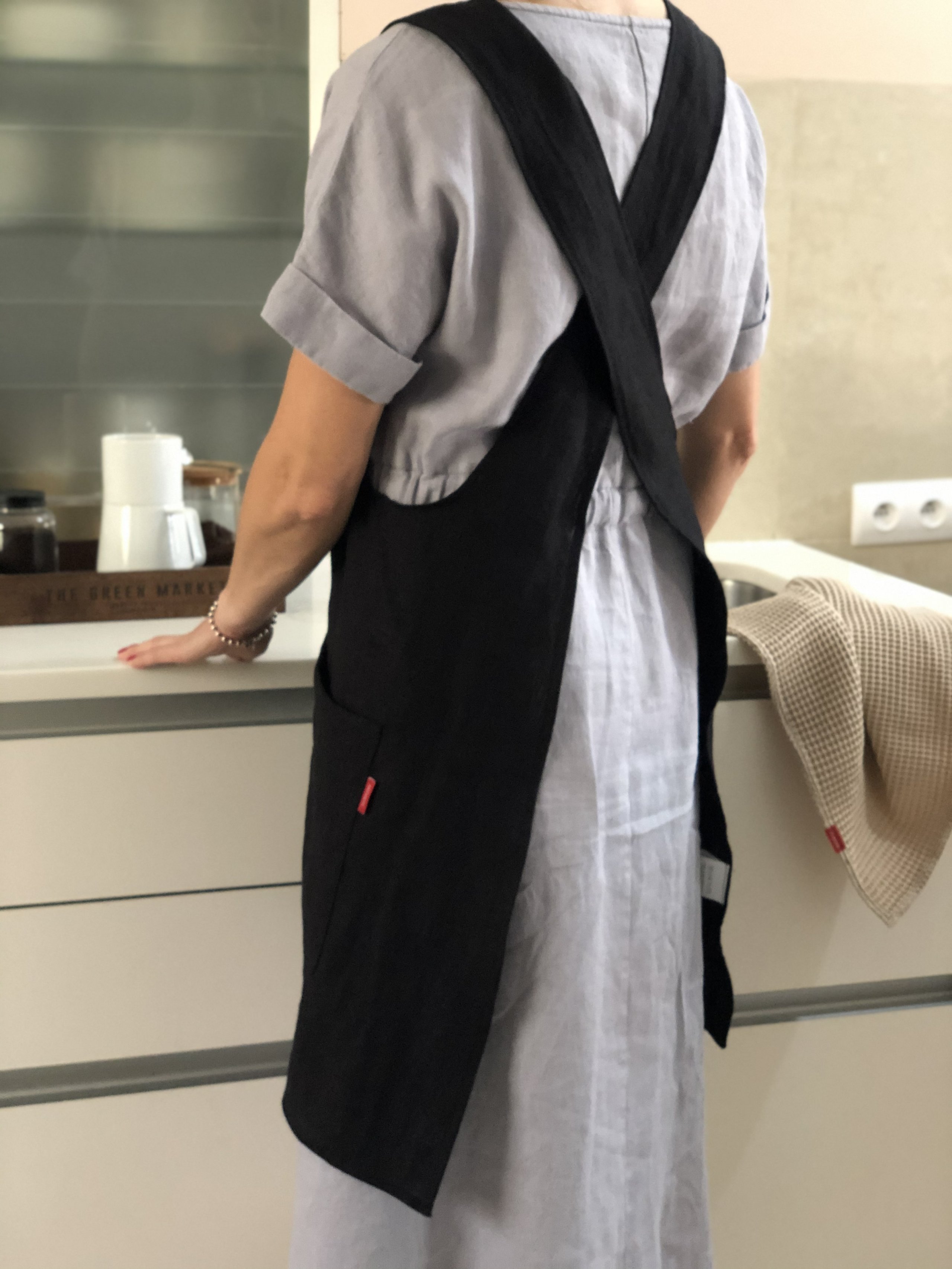 Škála lněných pomocníků v kuchyni je široká ,od jedinečných utěrek, vaků na chleba, podložek pod hrnec až po zástěry.  