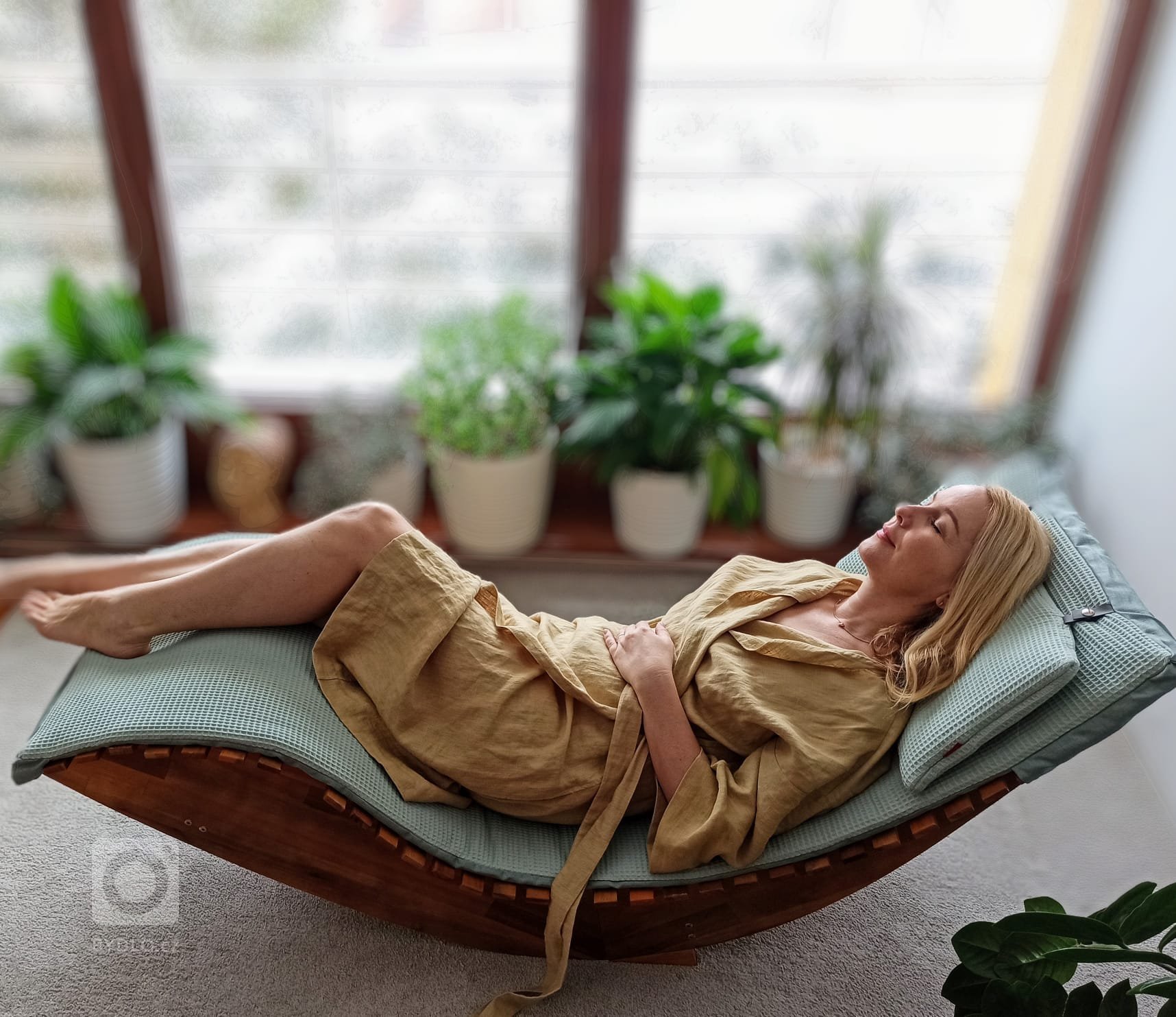 Atypický polst na wellness lehátko, vyrobený na míru. Spodní strana otíratelný len se zátěrem, vrchní vaflová bavlna. 