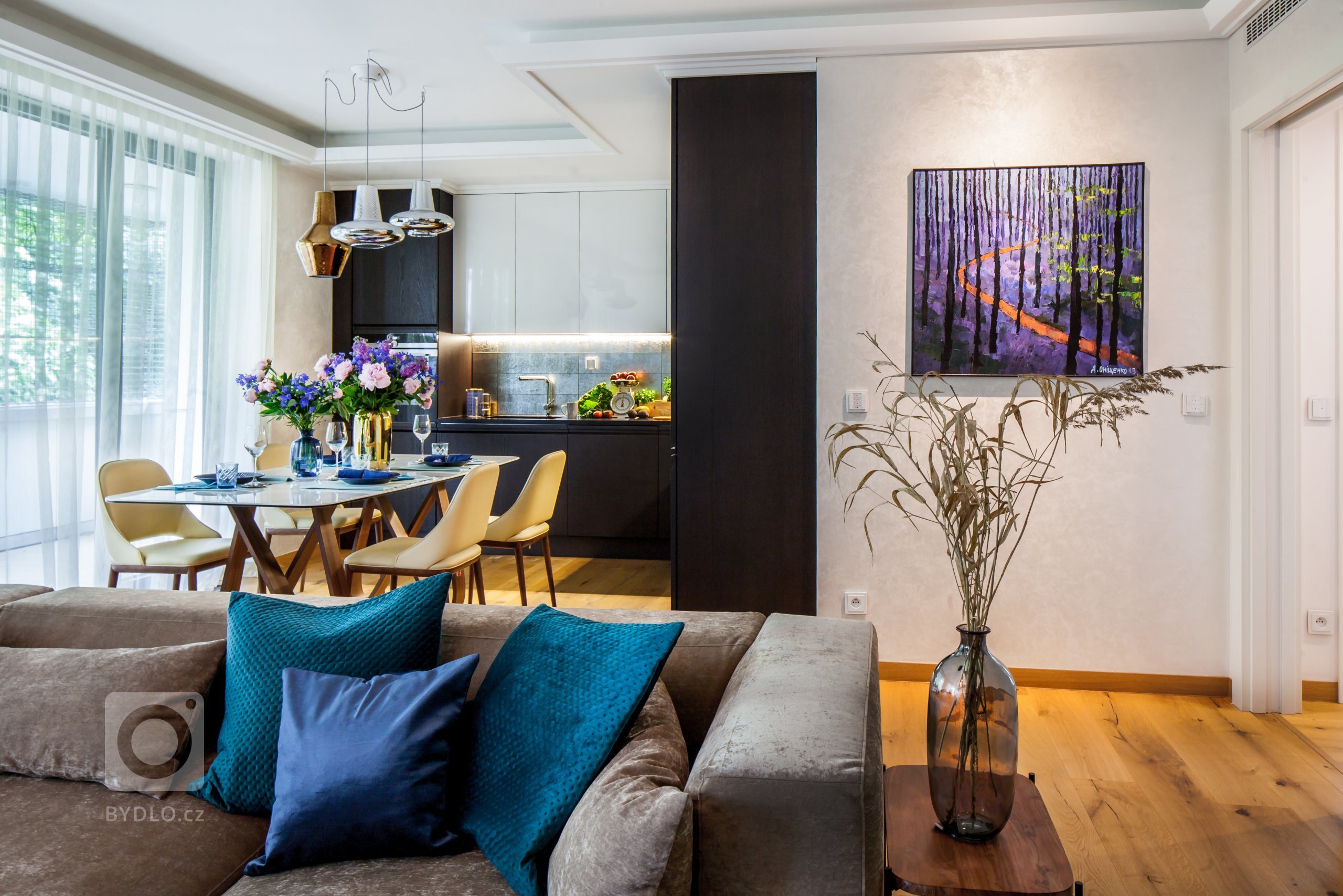 V tomto projektu jsme se zaměřili na návrh realizace interiéru apartmánu o rozloze 3 +kk v Praze na Hřebenkách. Cílem byla realizace interiéru na klíč s…