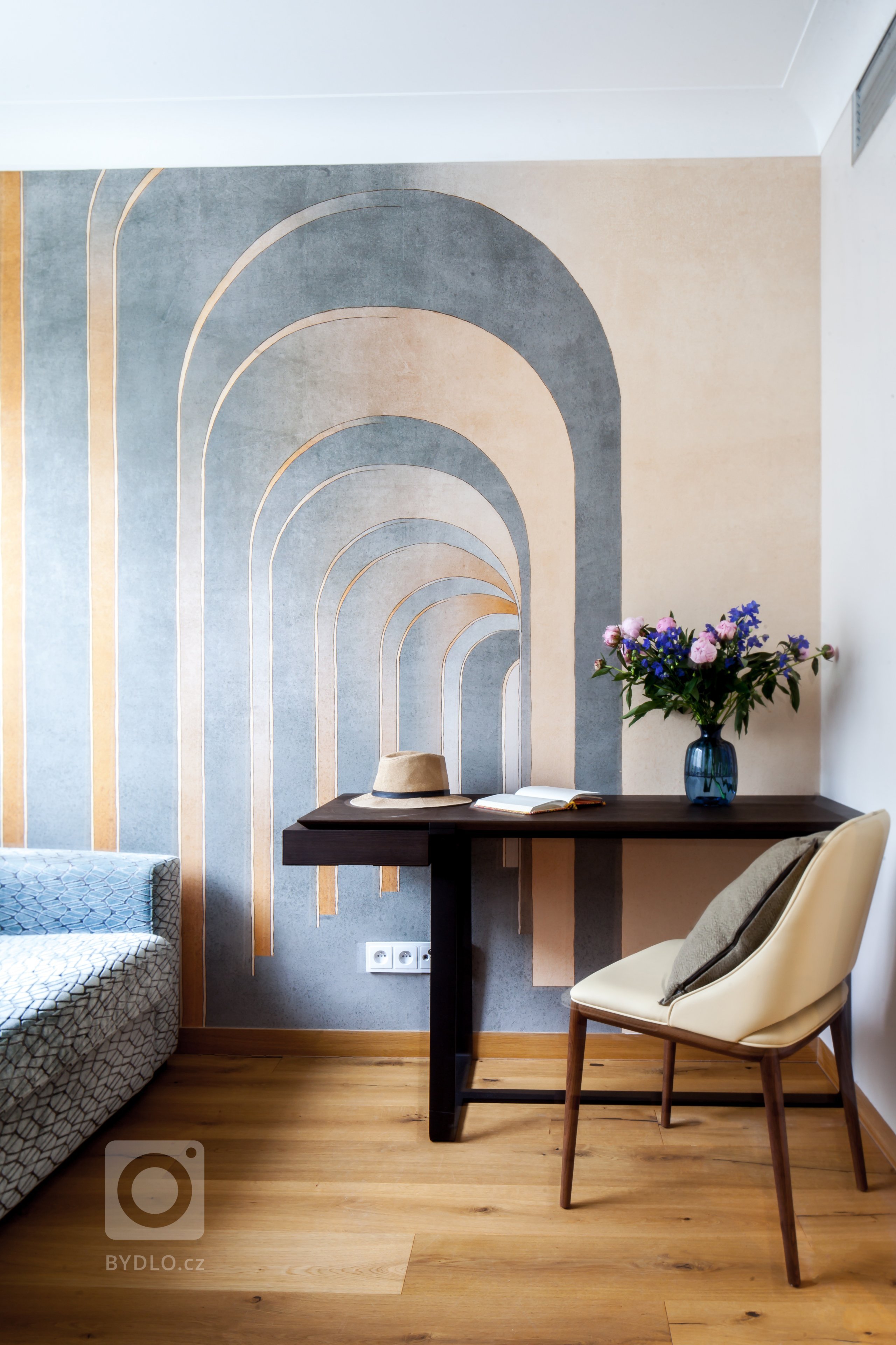 V tomto projektu jsme se zaměřili na návrh realizace interiéru apartmánu o rozloze 3 +kk v Praze na Hřebenkách. Cílem byla realizace interiéru na klíč s…