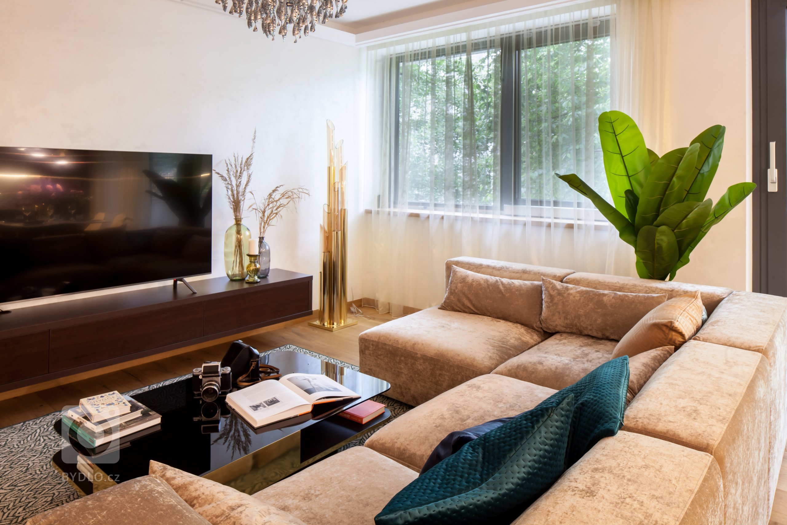 V tomto projektu jsme se zaměřili na návrh realizace interiéru apartmánu o rozloze 3 +kk v Praze na Hřebenkách. Cílem byla realizace interiéru na klíč s…