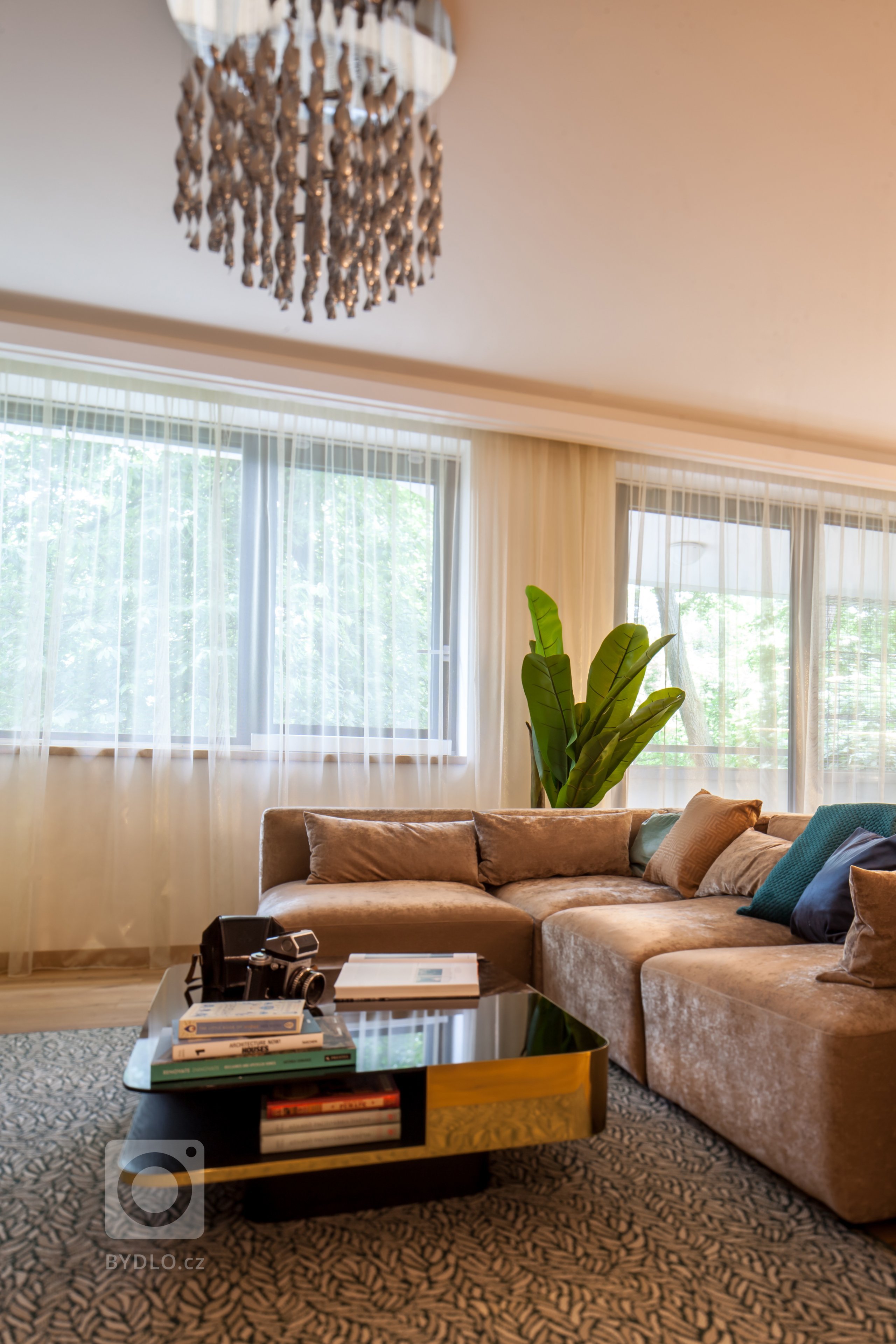 V tomto projektu jsme se zaměřili na návrh realizace interiéru apartmánu o rozloze 3 +kk v Praze na Hřebenkách. Cílem byla realizace interiéru na klíč s…