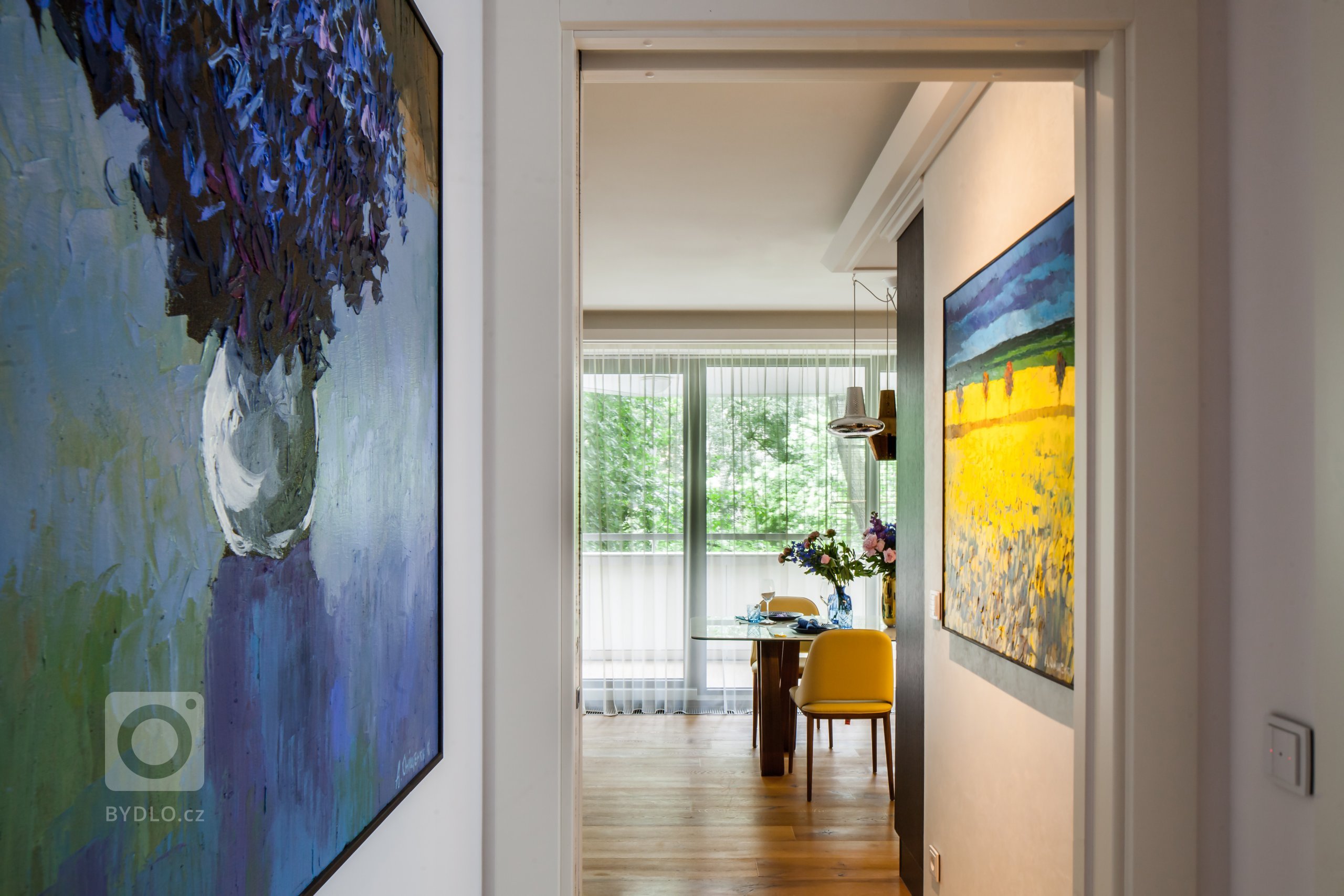 V tomto projektu jsme se zaměřili na návrh realizace interiéru apartmánu o rozloze 3 +kk v Praze na Hřebenkách. Cílem byla realizace interiéru na klíč s…