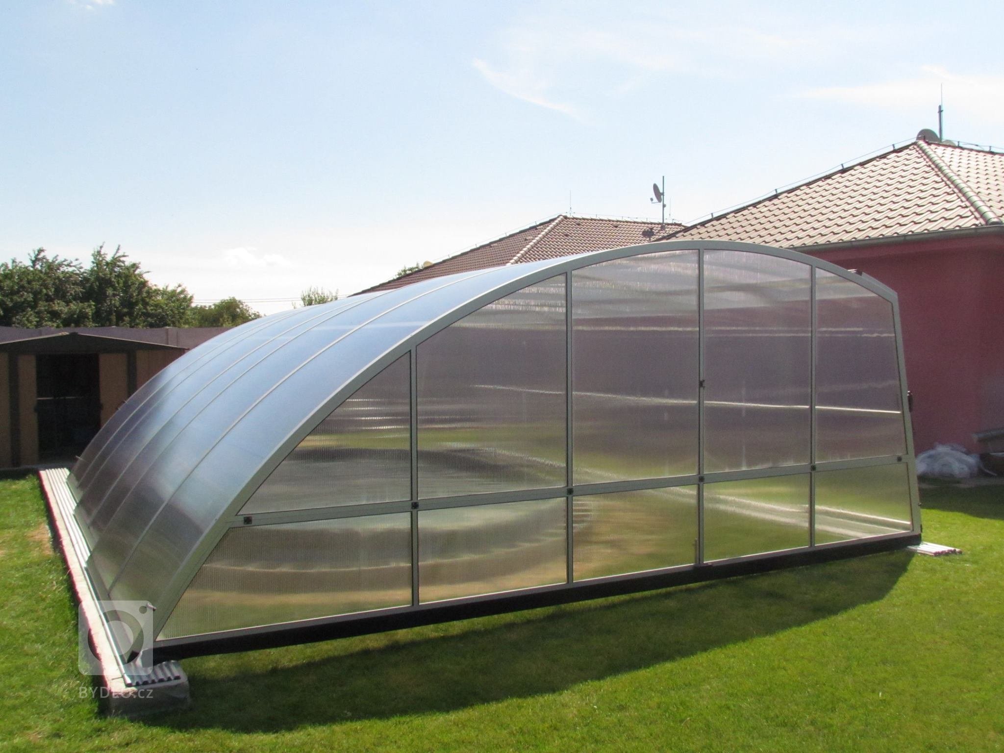 Zastřešení bazénu Šikmina oblouk ve verzi se 3 segmenty.
