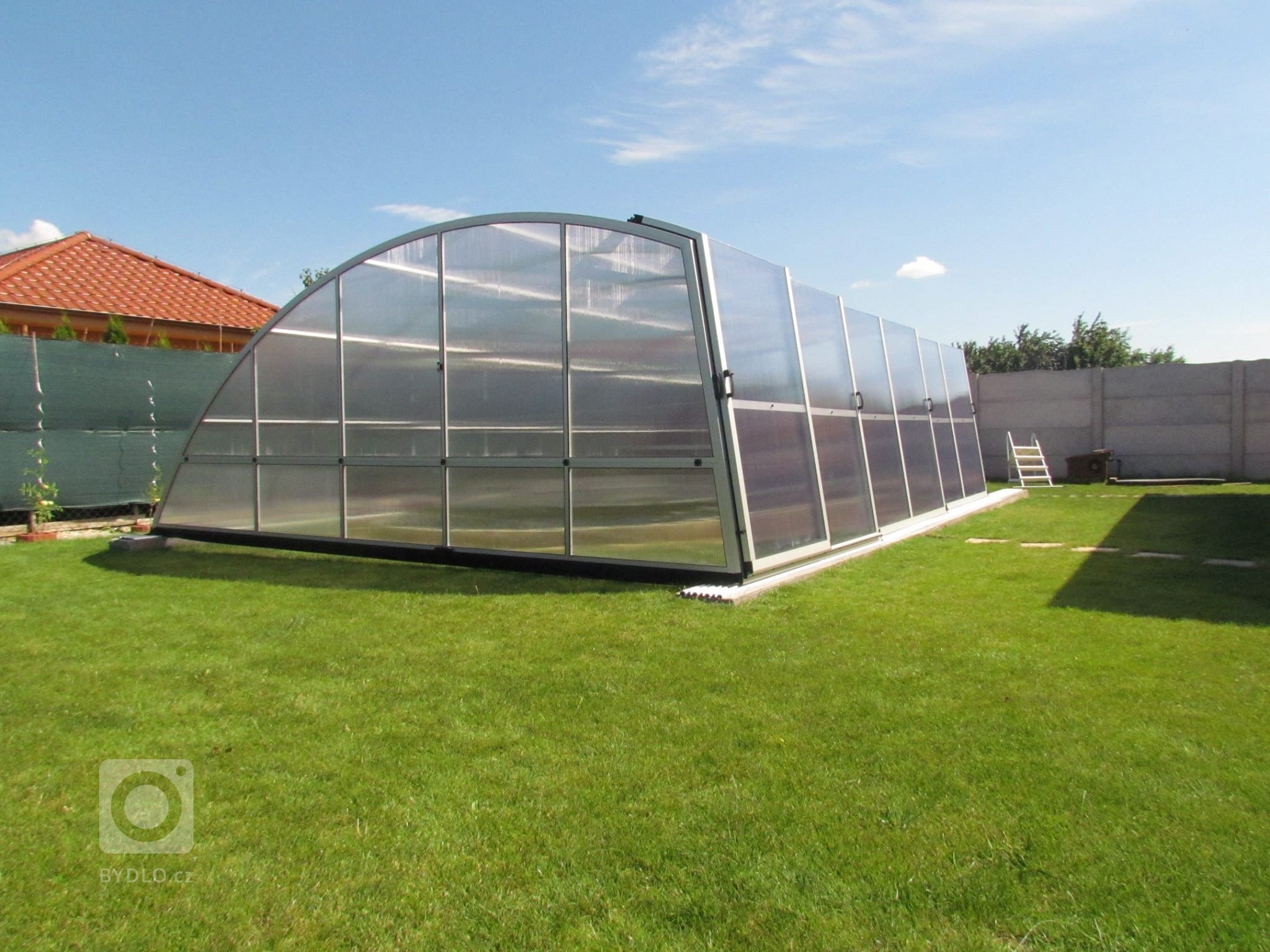 Zastřešení bazénu Šikmina oblouk ve verzi se 3 segmenty.
