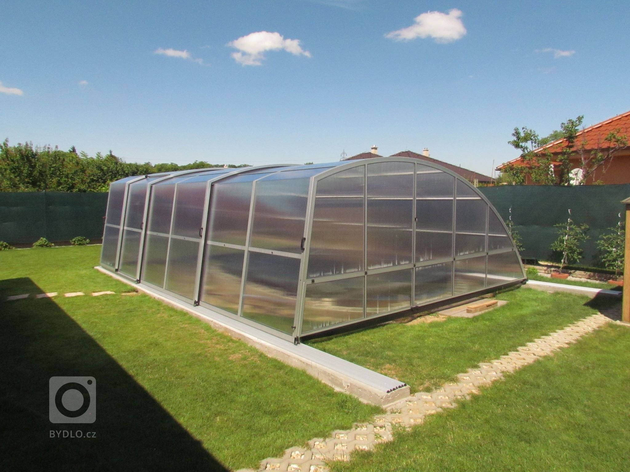 Zastřešení bazénu Šikmina oblouk ve verzi se 3 segmenty.
