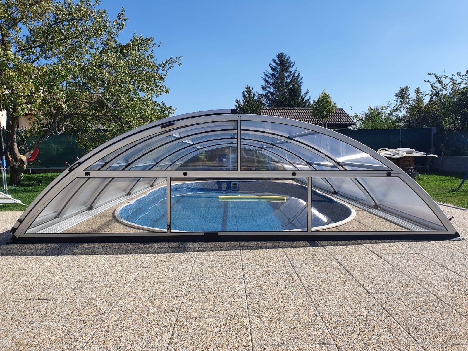 Nabízíme bezkolejnicové, jednokolejnicové nebo dvoukolejnicové zastřešení bazénů. Vyrábíme standardní i atypické zastřešení ve vysoké kvalitě a v různých…