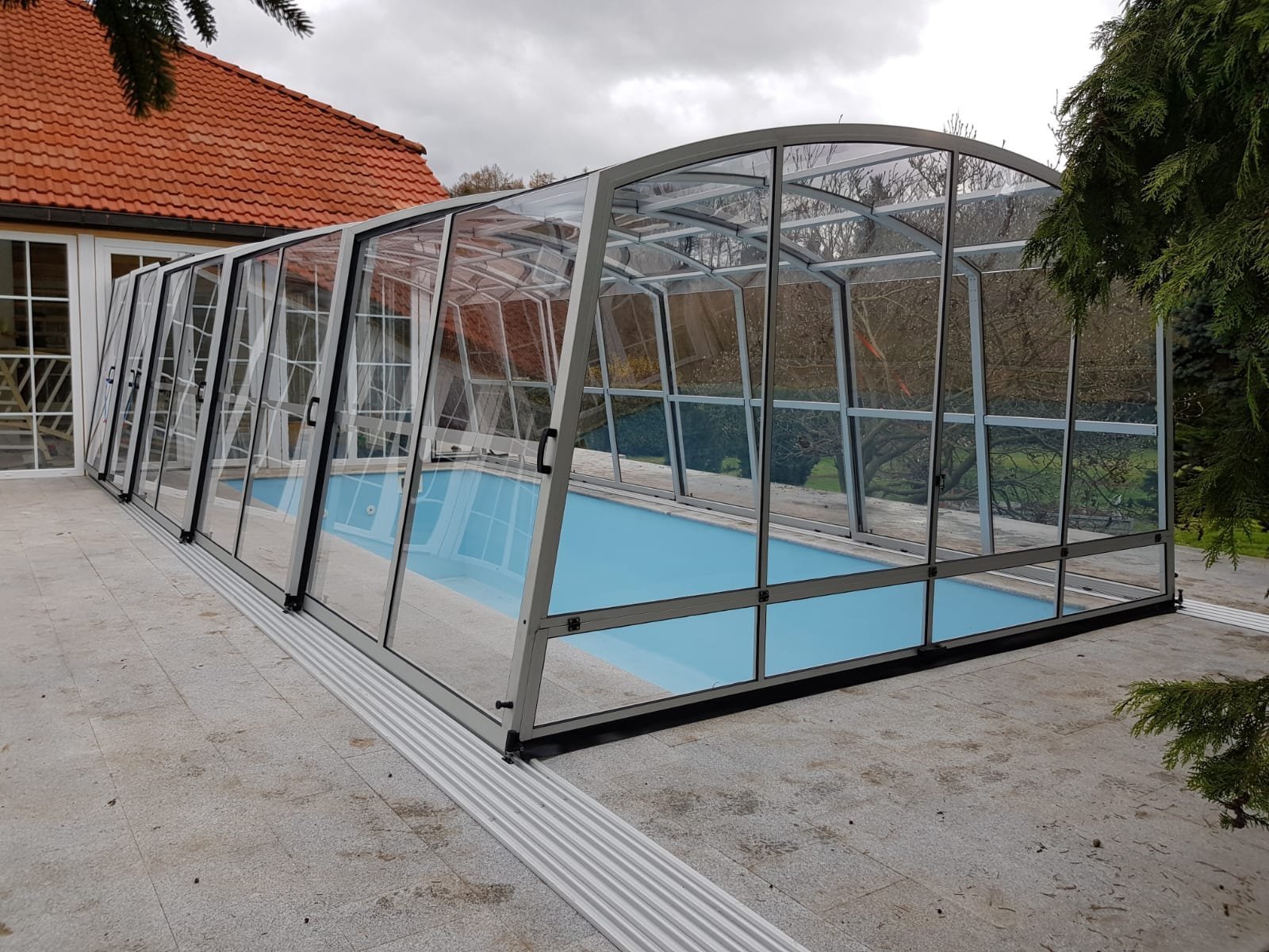 Nabízíme bezkolejnicové, jednokolejnicové nebo dvoukolejnicové zastřešení bazénů. Vyrábíme standardní i atypické zastřešení ve vysoké kvalitě a v různých…