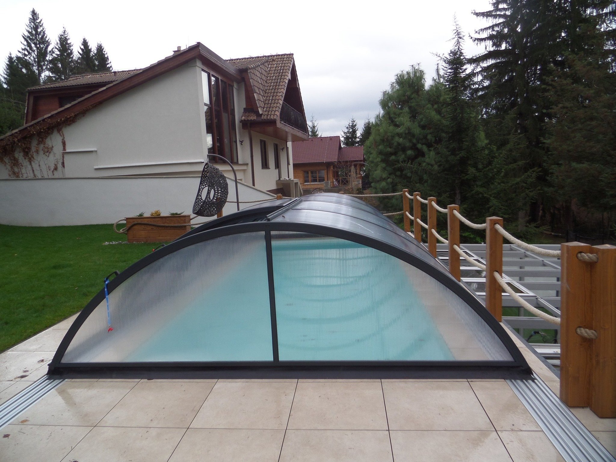 Nabízíme bezkolejnicové, jednokolejnicové nebo dvoukolejnicové zastřešení bazénů. Vyrábíme standardní i atypické zastřešení ve vysoké kvalitě a v různých…