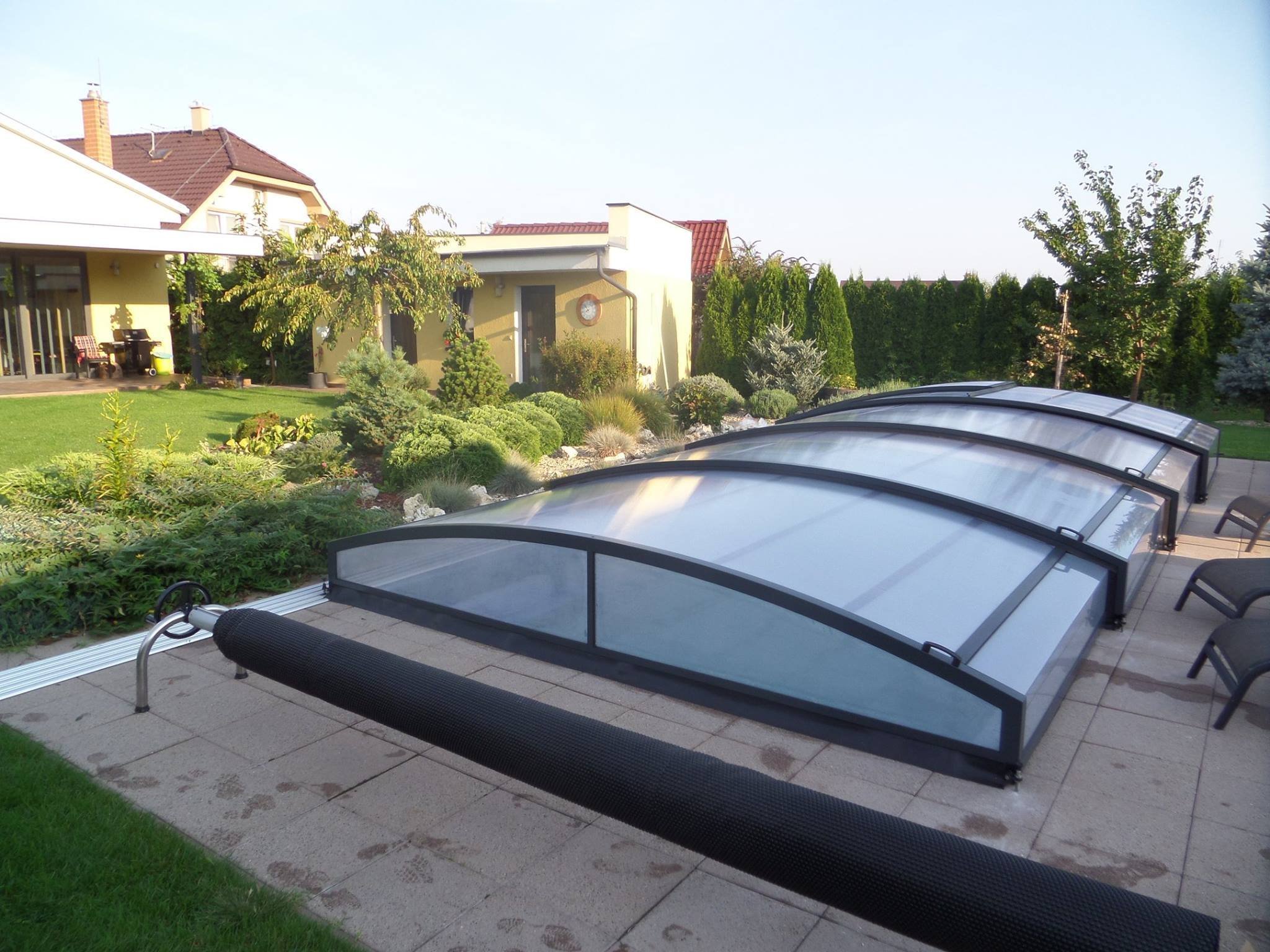 Nabízíme bezkolejnicové, jednokolejnicové nebo dvoukolejnicové zastřešení bazénů. Vyrábíme standardní i atypické zastřešení ve vysoké kvalitě a v různých…