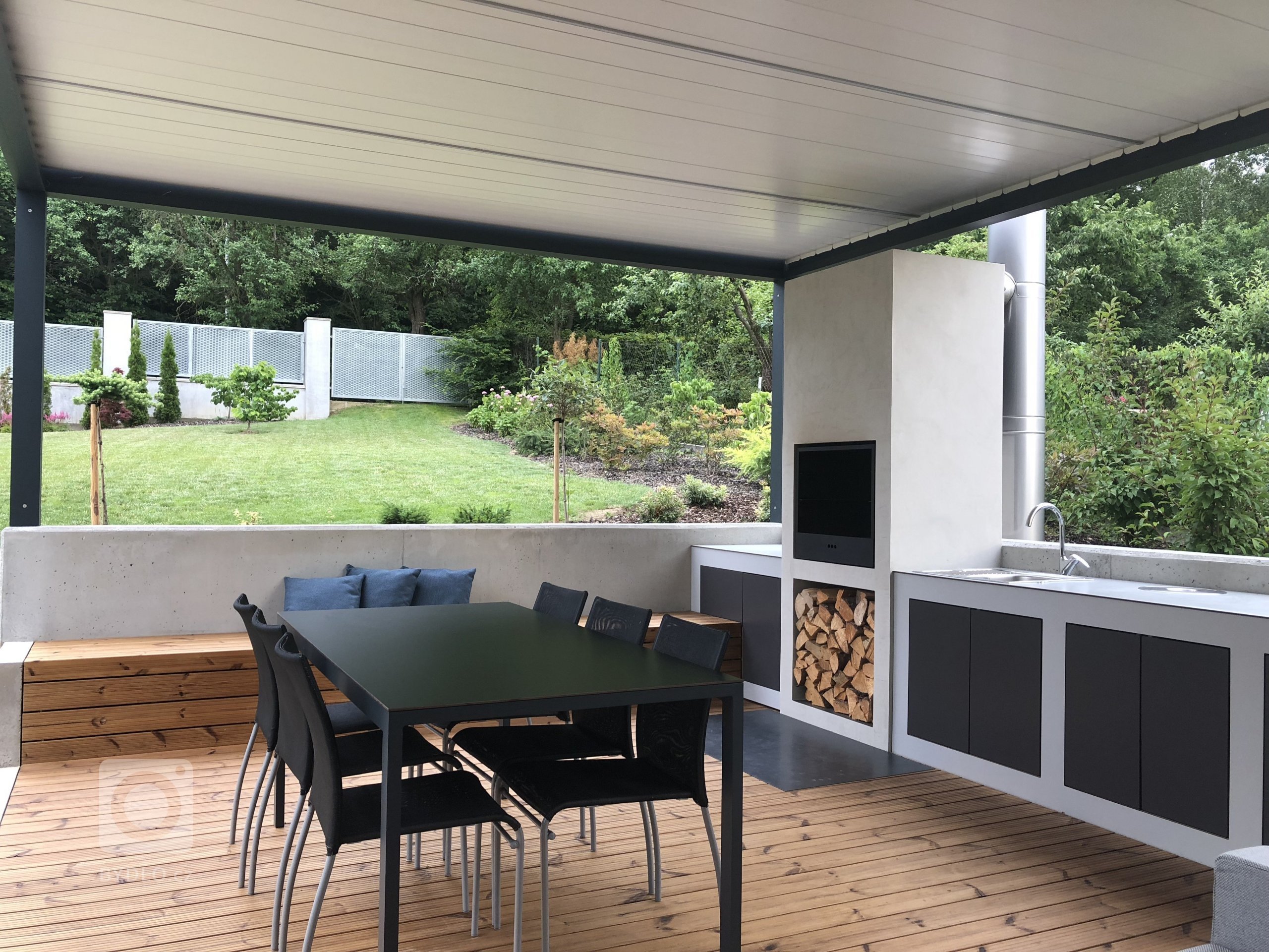 Dokonalá symbióza. Tento krycí název si zasloužila naše nedávná realizace ve Zlíně.
Kombinace přírodního vzhledu dřeva s nestárnoucím hliníkem v moderní…