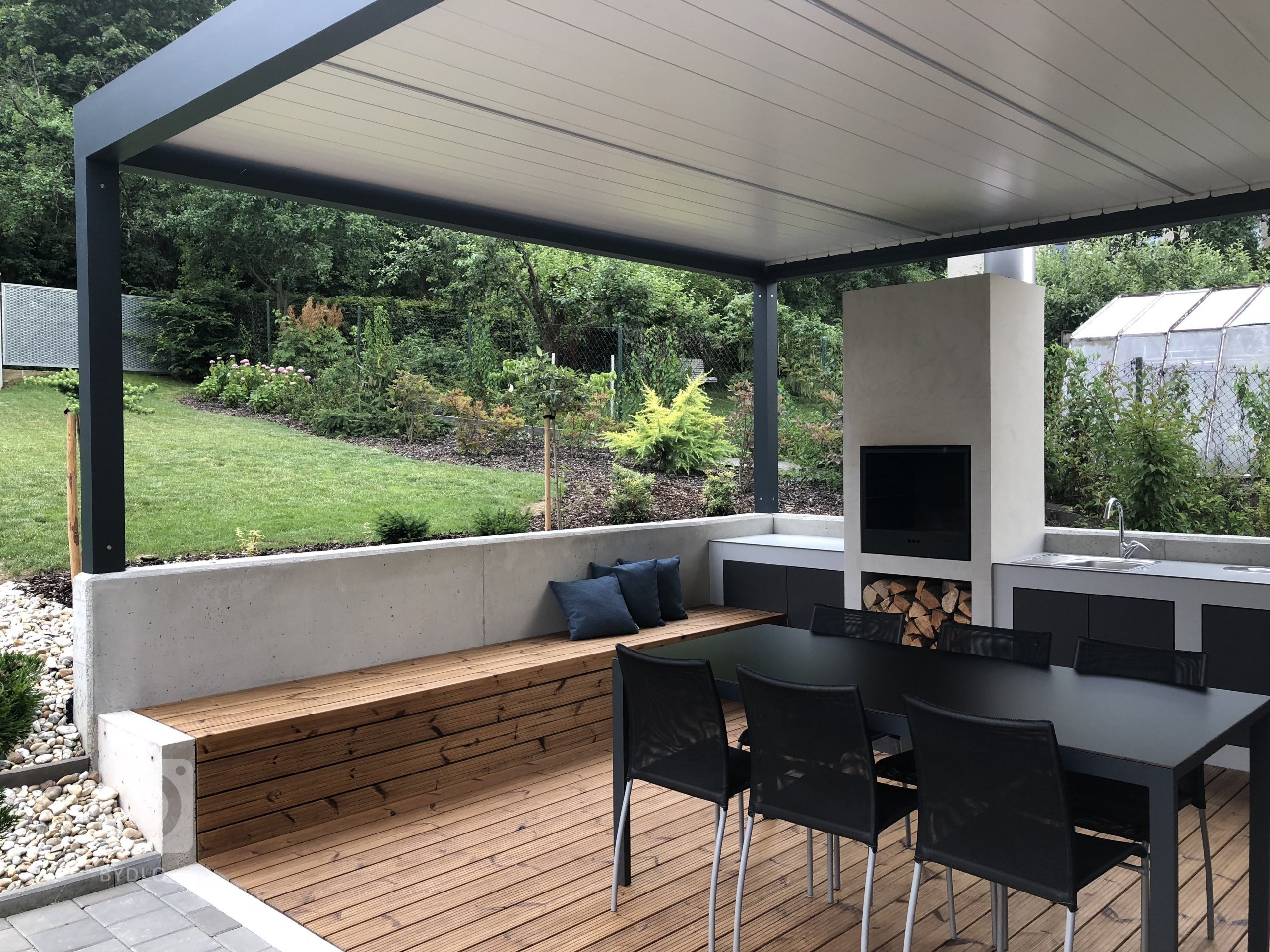 Dokonalá symbióza. Tento krycí název si zasloužila naše nedávná realizace ve Zlíně.
Kombinace přírodního vzhledu dřeva s nestárnoucím hliníkem v moderní…