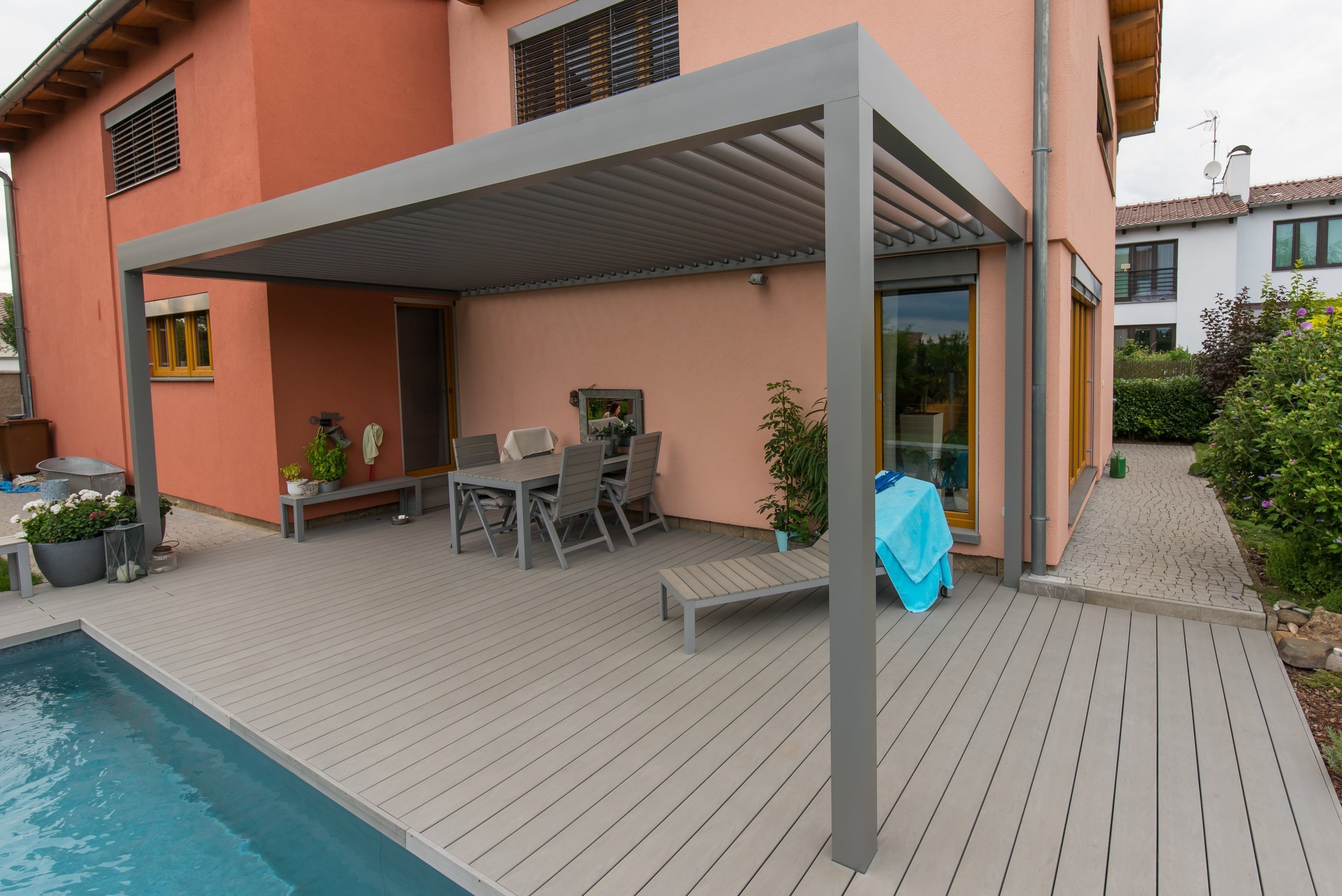 Společnost Alutech Bohemia s.r.o. je český výrobce hliníkových systémů s primárním zaměřením na hliníkové pergoly, slunolamy a stínící techniku.