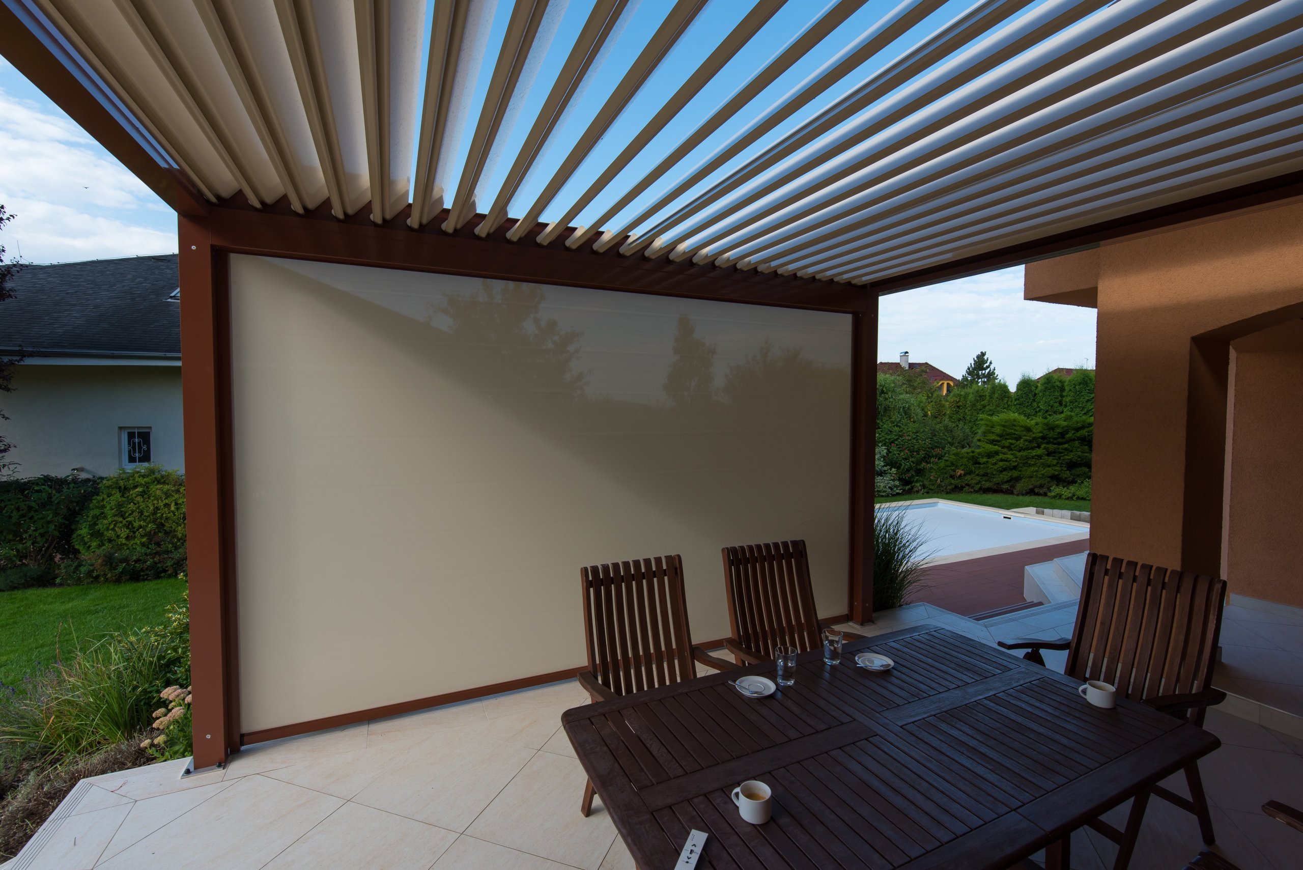 Společnost Alutech Bohemia s.r.o. je český výrobce hliníkových systémů s primárním zaměřením na hliníkové pergoly, slunolamy a stínící techniku.