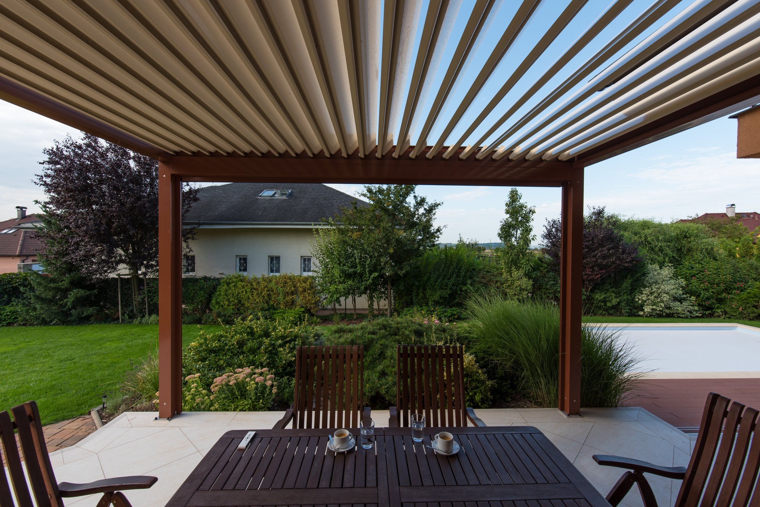 Společnost Alutech Bohemia s.r.o. je český výrobce hliníkových systémů s primárním zaměřením na hliníkové pergoly, slunolamy a stínící techniku.