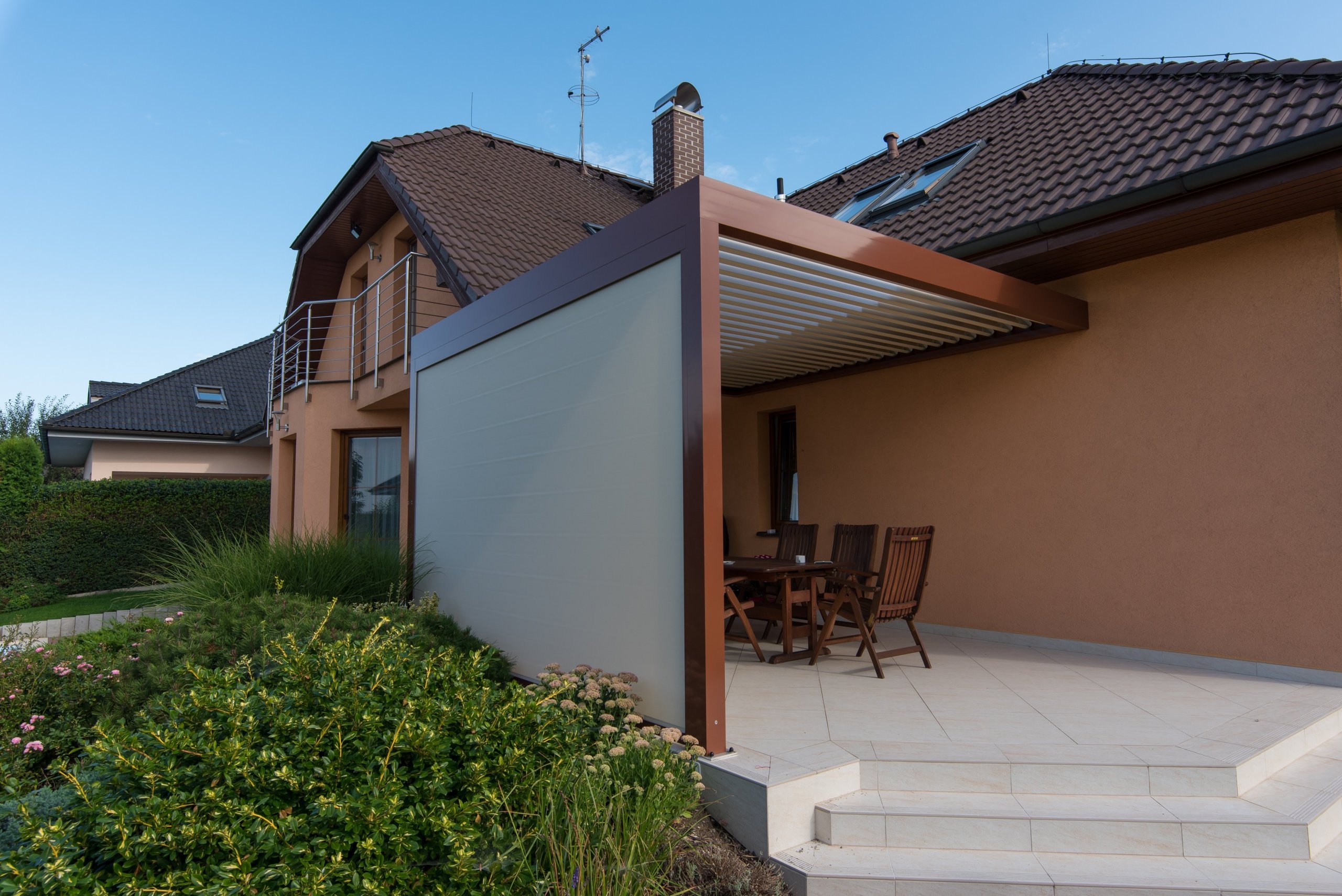 Společnost Alutech Bohemia s.r.o. je český výrobce hliníkových systémů s primárním zaměřením na hliníkové pergoly, slunolamy a stínící techniku.