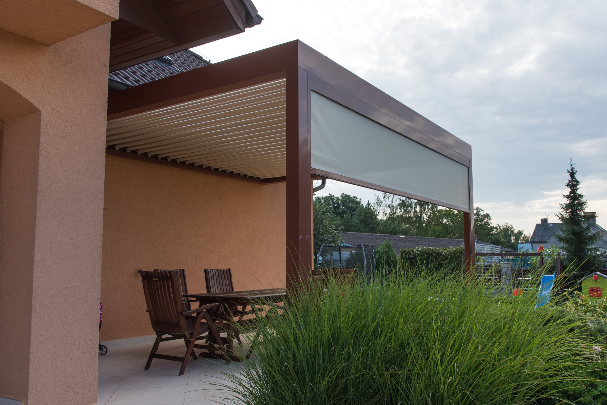 Společnost Alutech Bohemia s.r.o. je český výrobce hliníkových systémů s primárním zaměřením na hliníkové pergoly, slunolamy a stínící techniku.