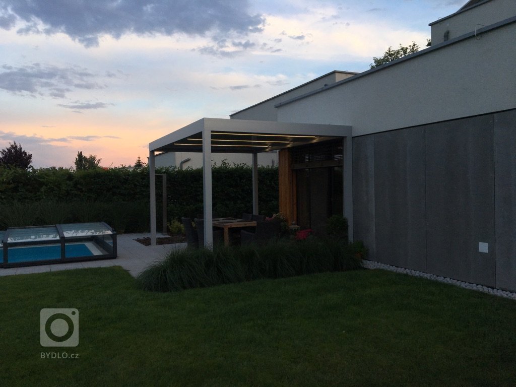 Hliníková&nbsp; pergola Meridiem dotvořila unikátní obraz domu a nabídla možnost uniknout každodennímu shonu. Díky zastřešení, které tvoří naklápěcí lamely,…