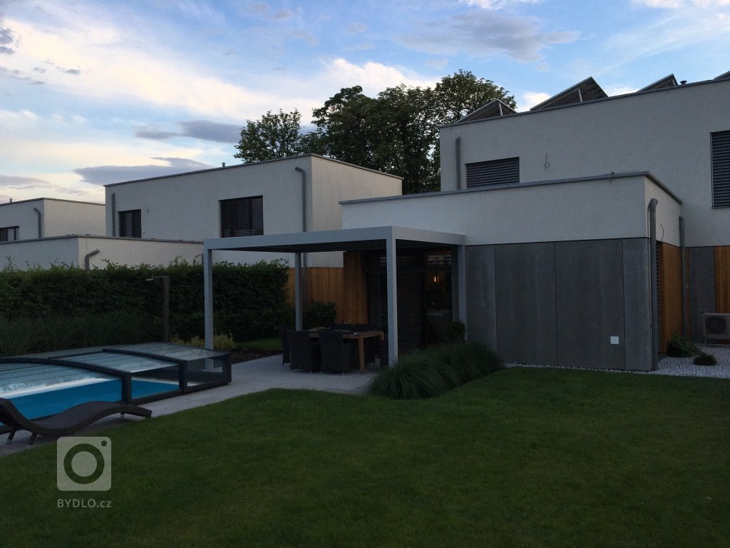 Hliníková&nbsp; pergola Meridiem dotvořila unikátní obraz domu a nabídla možnost uniknout každodennímu shonu. Díky zastřešení, které tvoří naklápěcí lamely,…