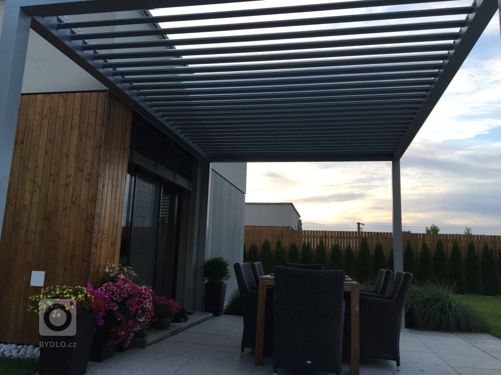 Hliníková&nbsp; pergola Meridiem dotvořila unikátní obraz domu a nabídla možnost uniknout každodennímu shonu. Díky zastřešení, které tvoří naklápěcí lamely,…