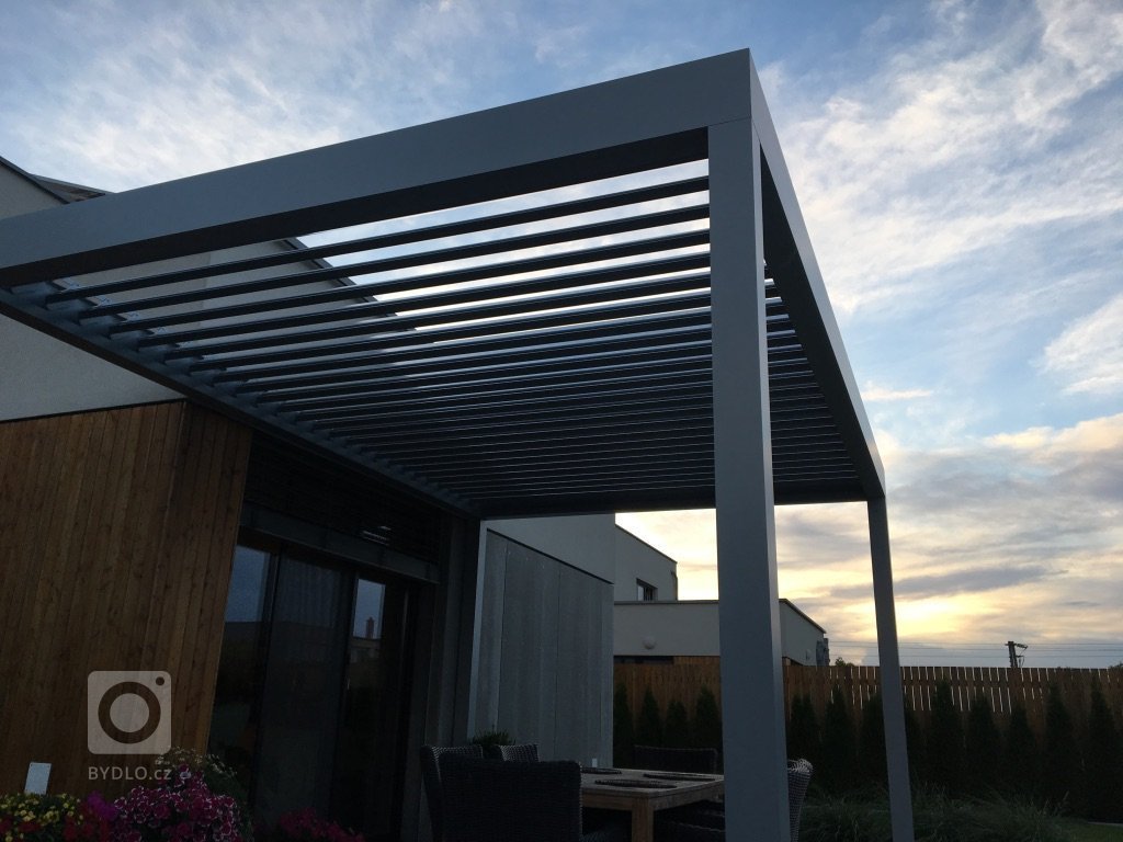 Hliníková&nbsp; pergola Meridiem dotvořila unikátní obraz domu a nabídla možnost uniknout každodennímu shonu. Díky zastřešení, které tvoří naklápěcí lamely,…