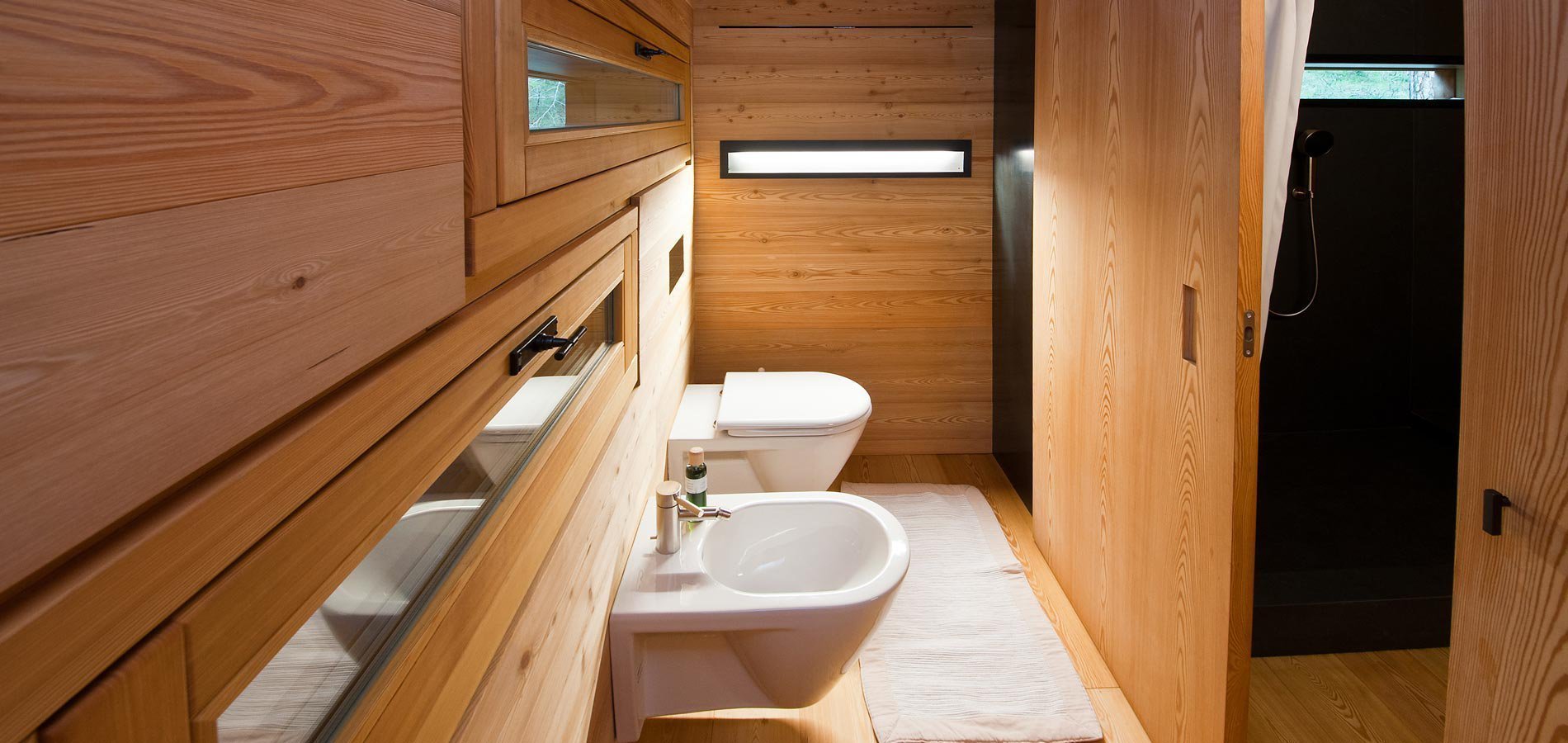 Útulná dřevěná chata téměř uprostřed divočiny