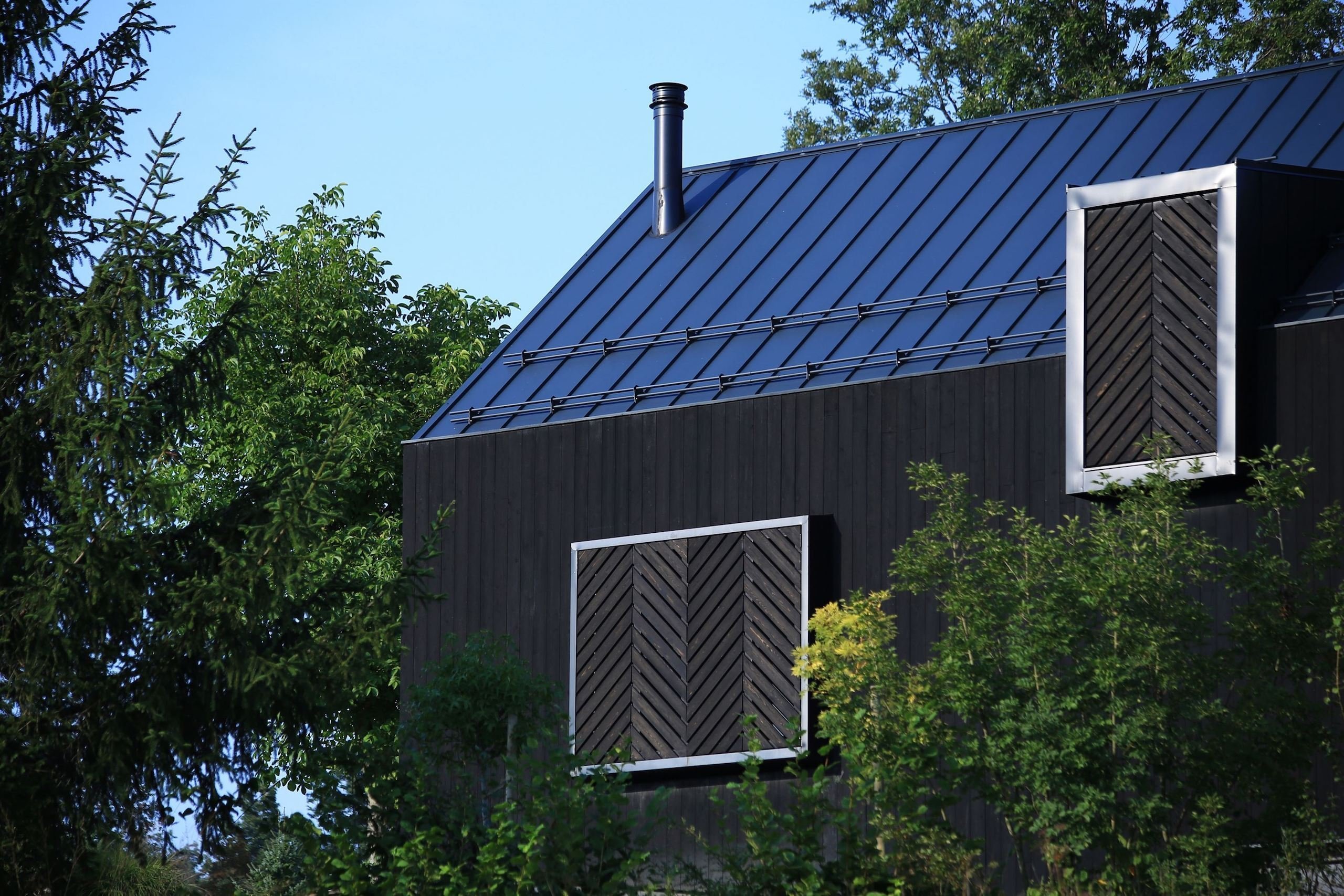 Černý dům na kopci