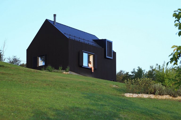 Černý dům na kopci
