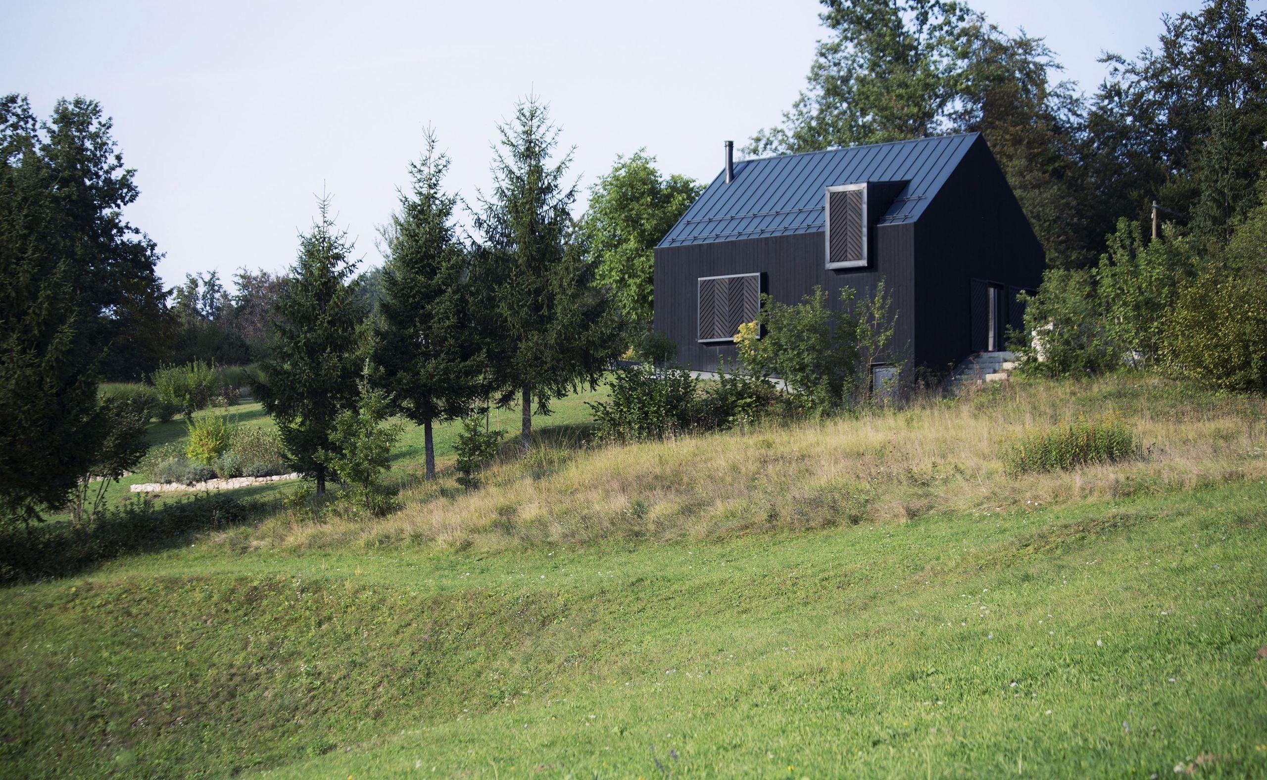 Černý dům na kopci