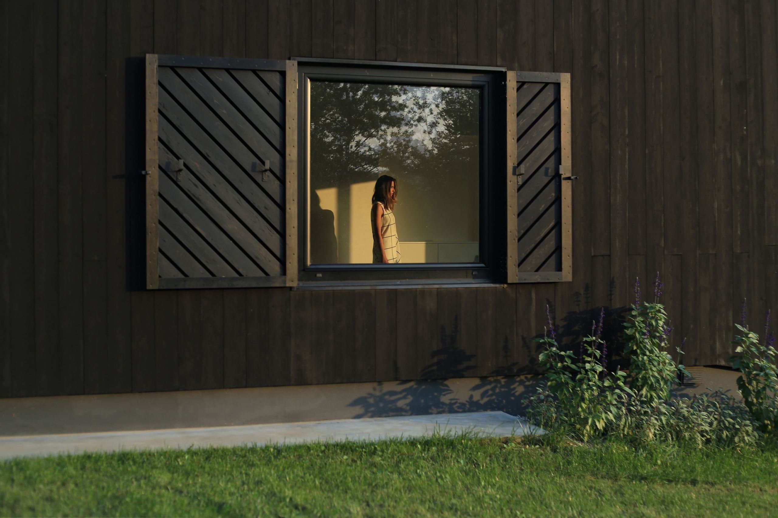 Černý dům na kopci