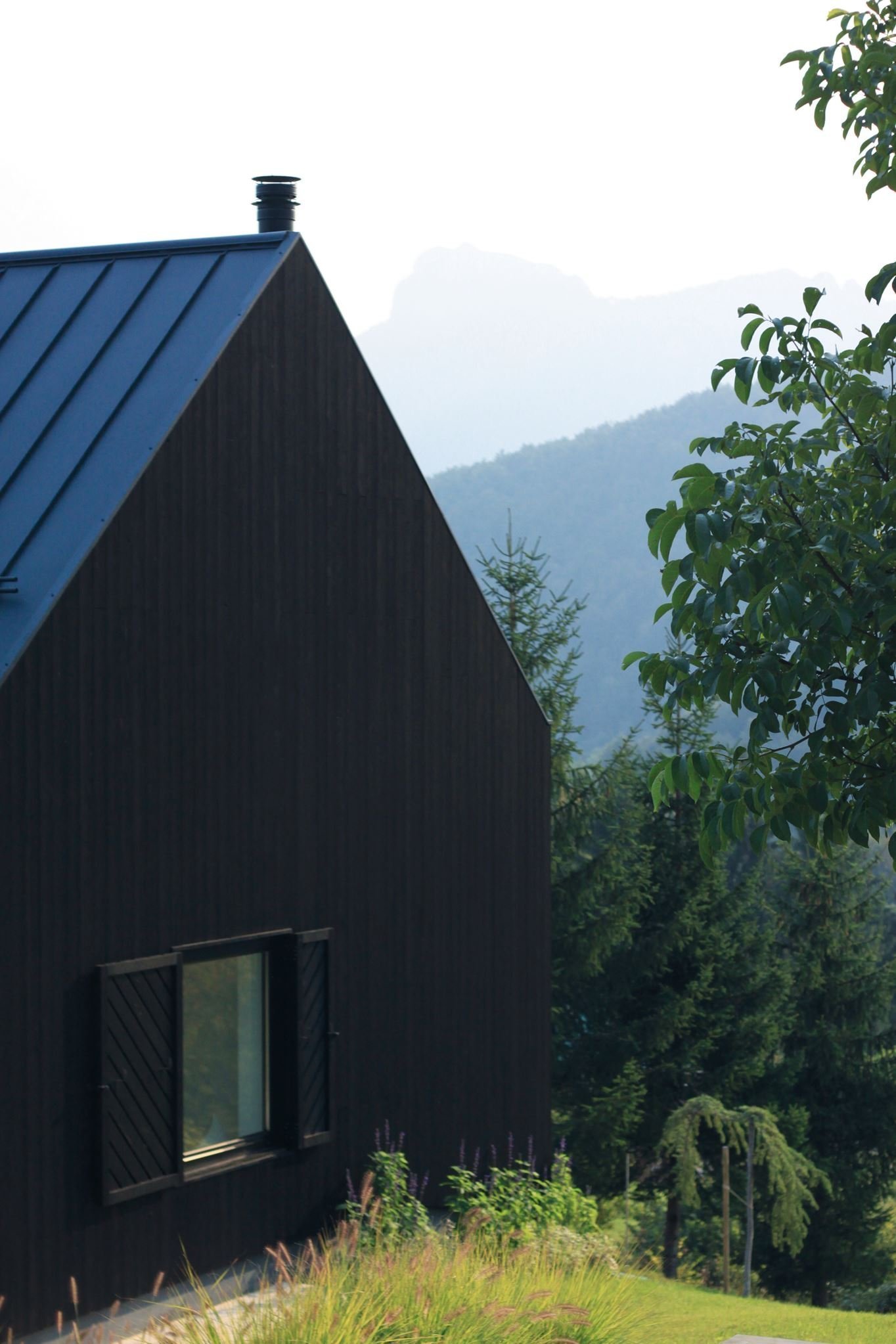 Černý dům na kopci