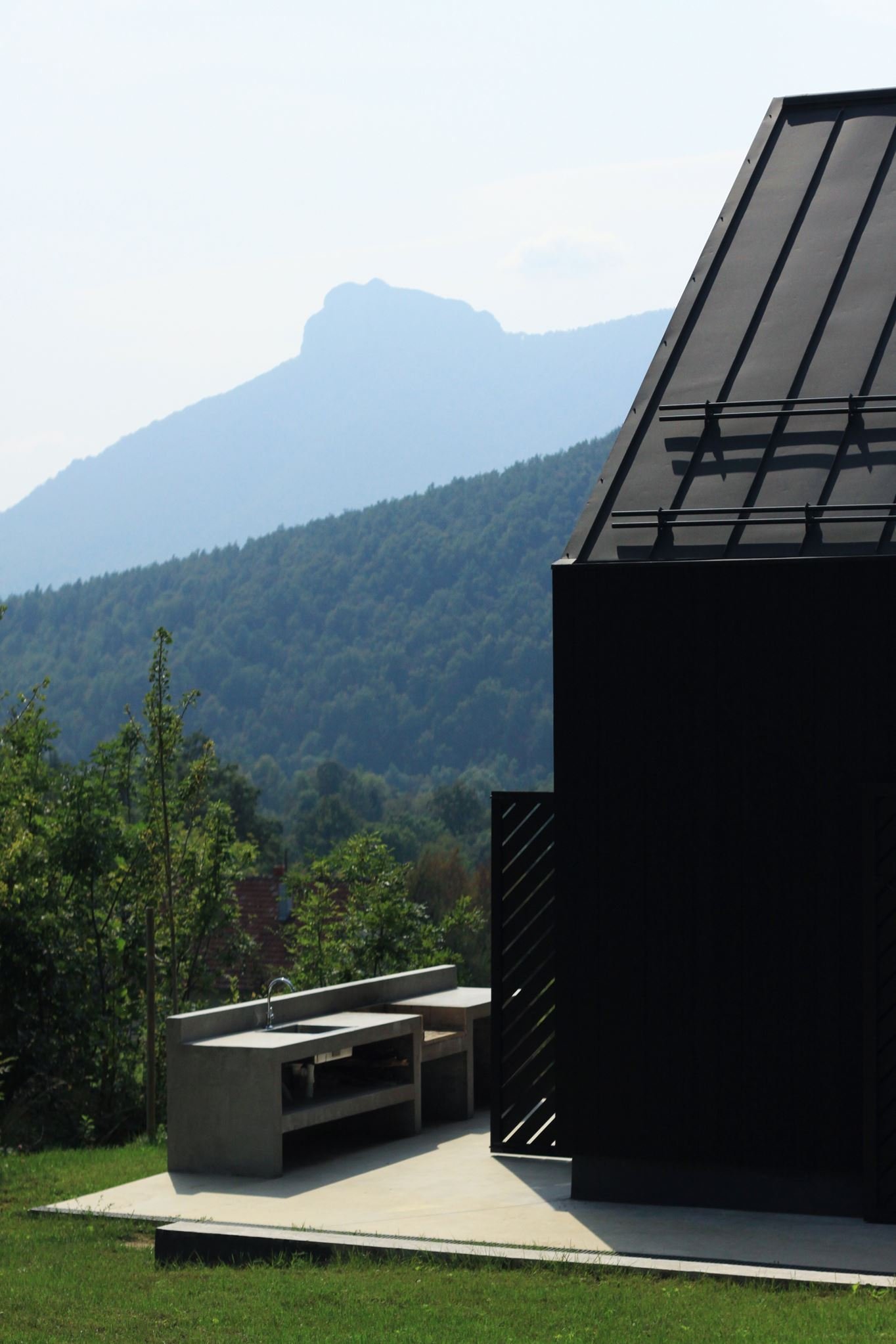 Černý dům na kopci