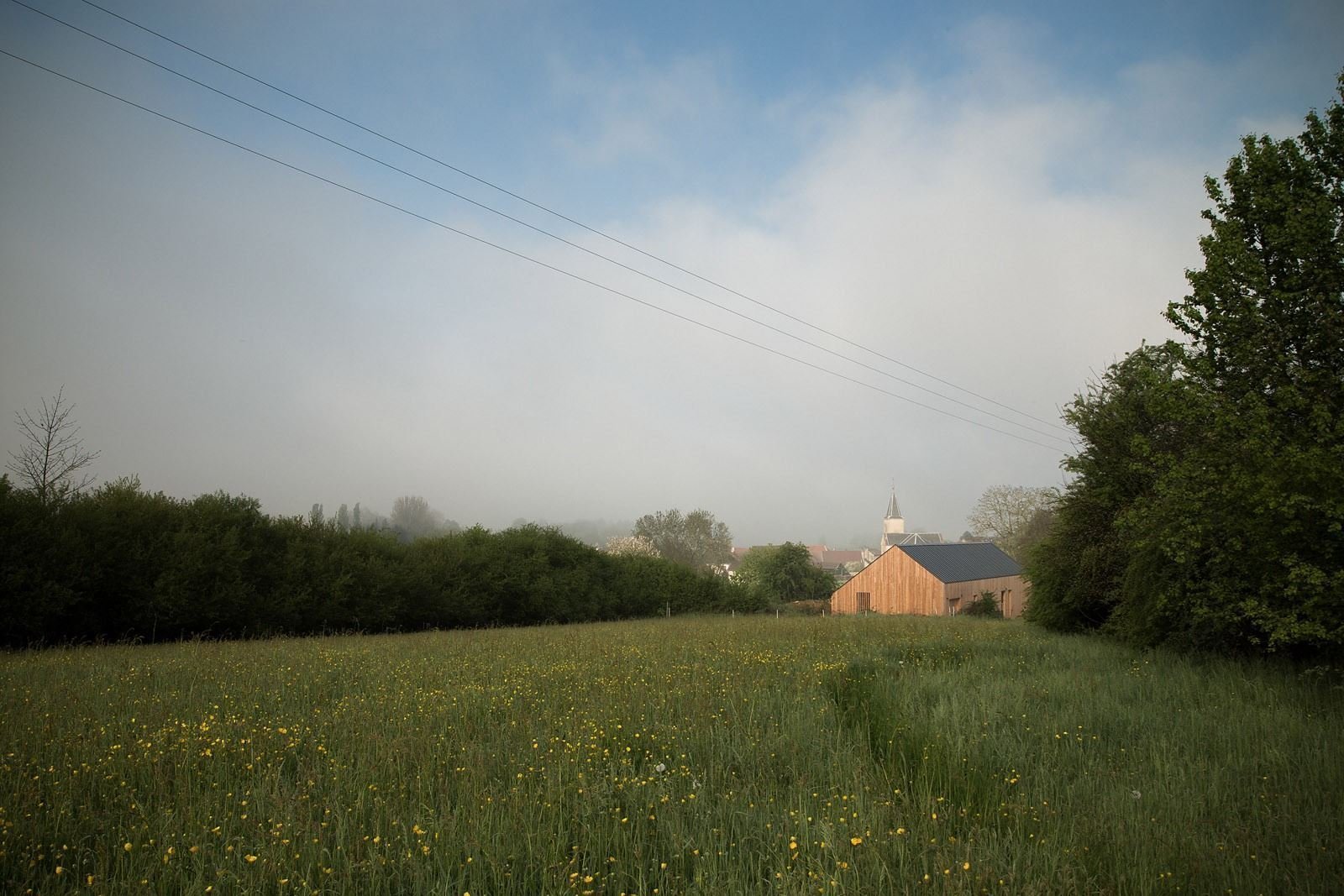 Moderní dům se sedlovou střechou