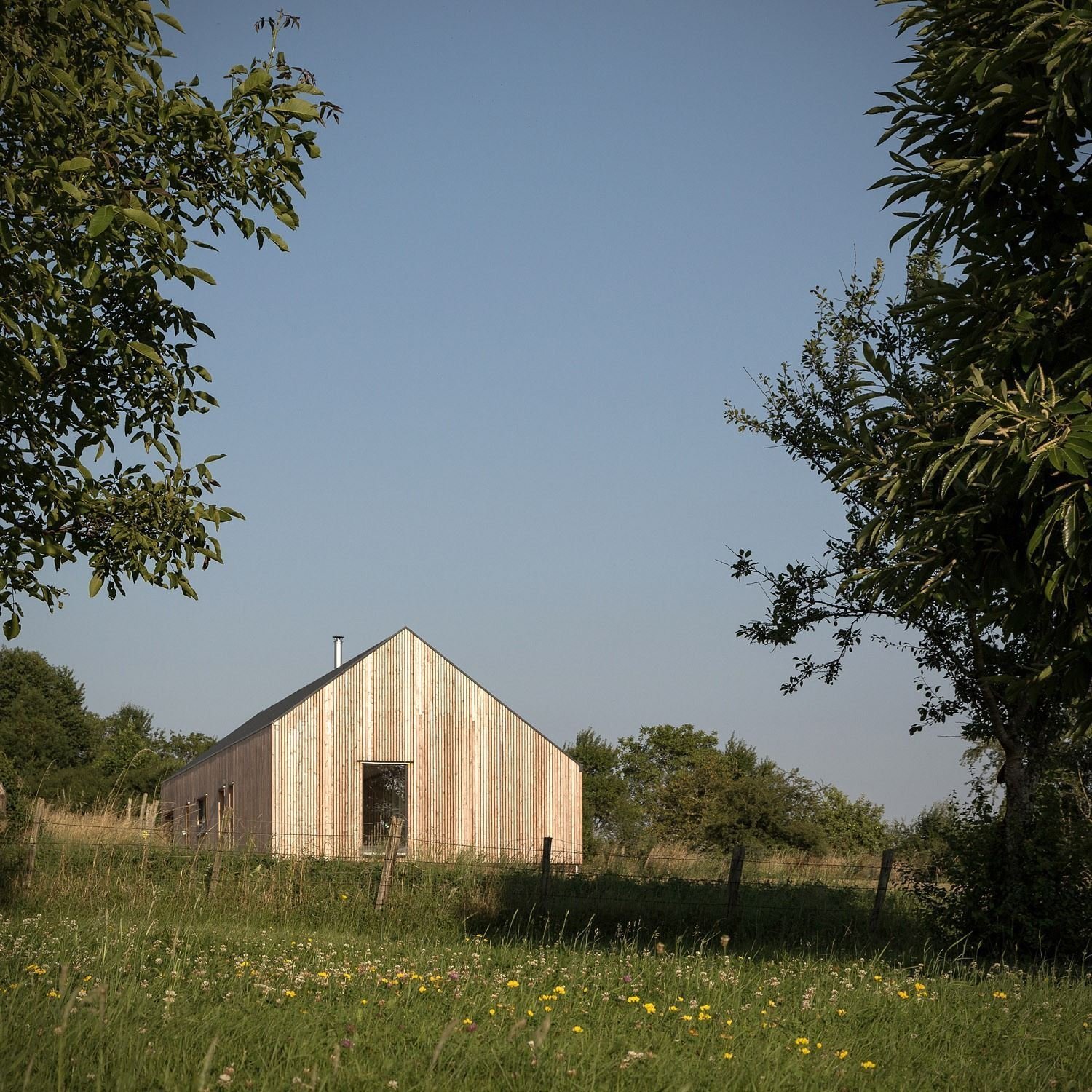 Moderní dům se sedlovou střechou